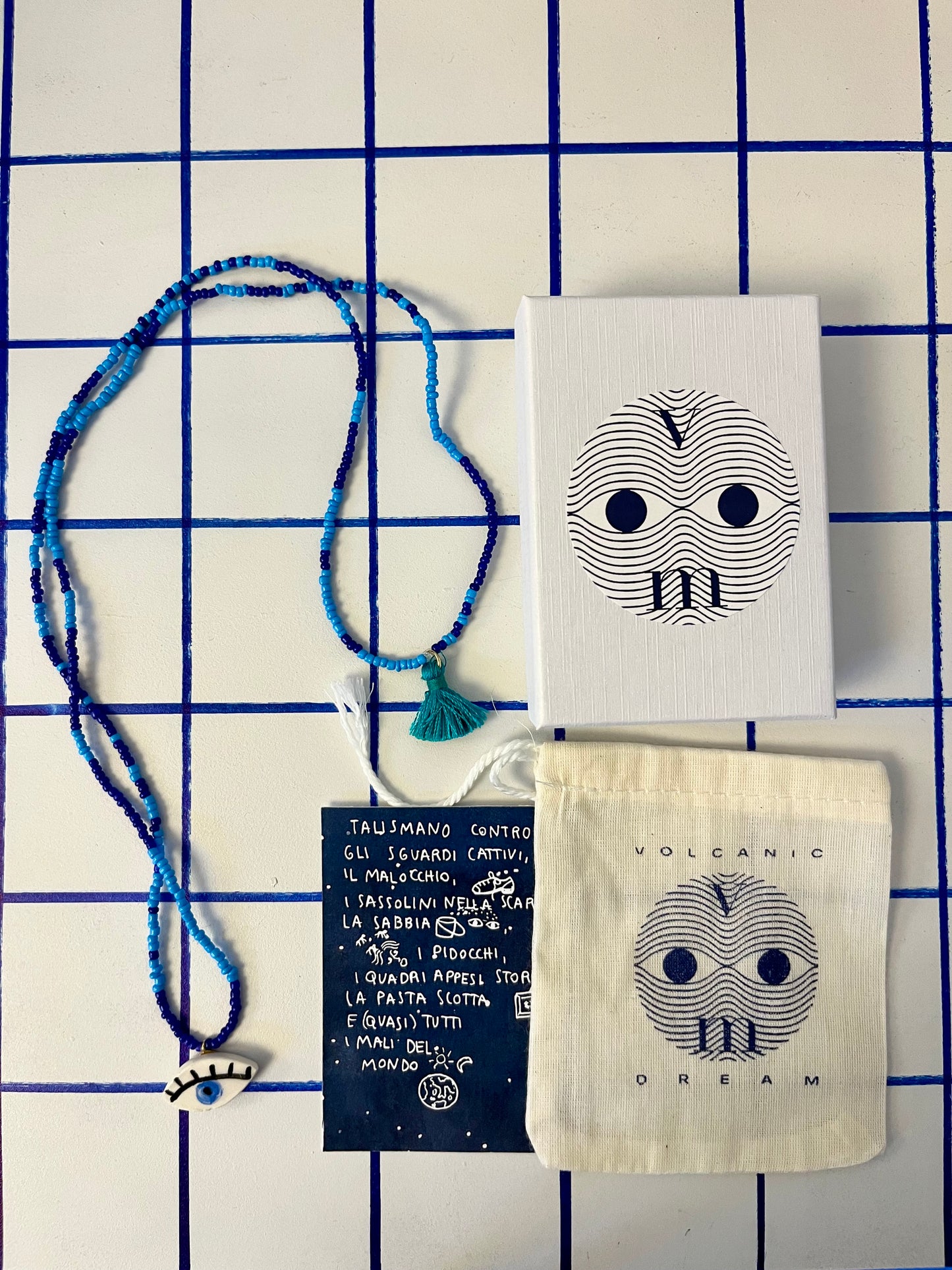 collana talisMANO con ciondolo a forma di occhio e perline colorate