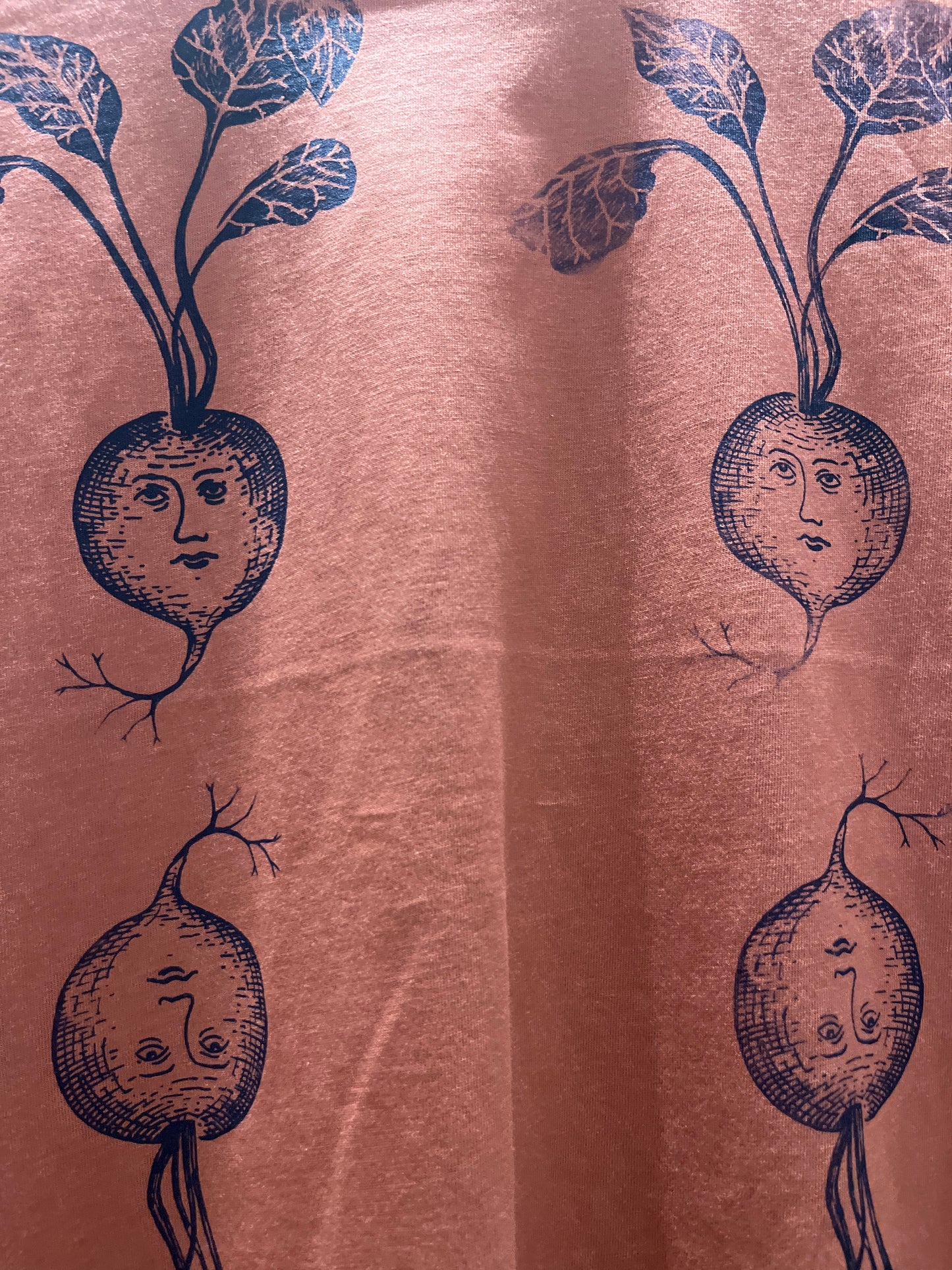 T-shirt cotone organico terracotta serigrafata con rapanelli barbabietole