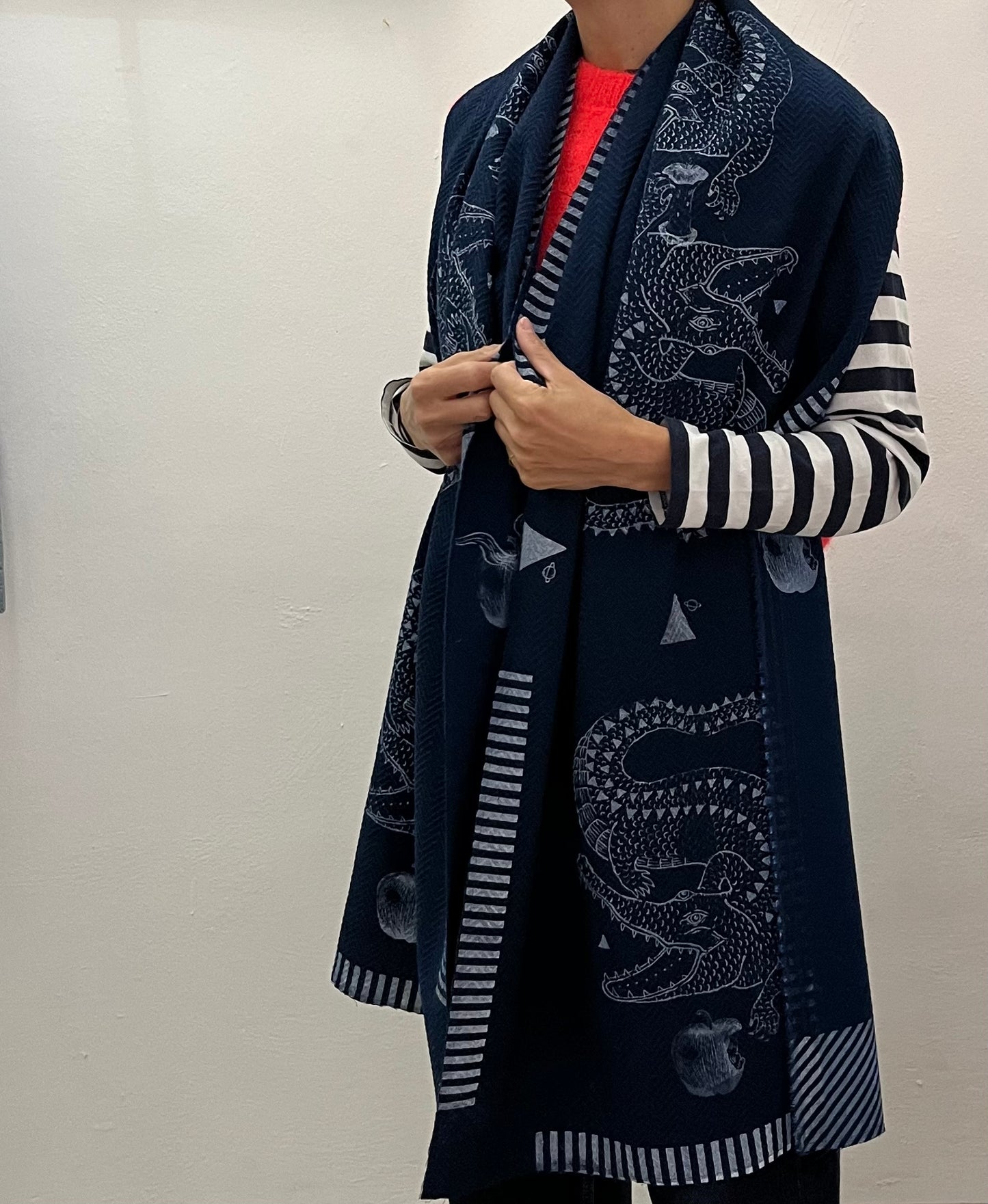 sciarponi in lana deadstock blu serigrafati con disegni vulcanici