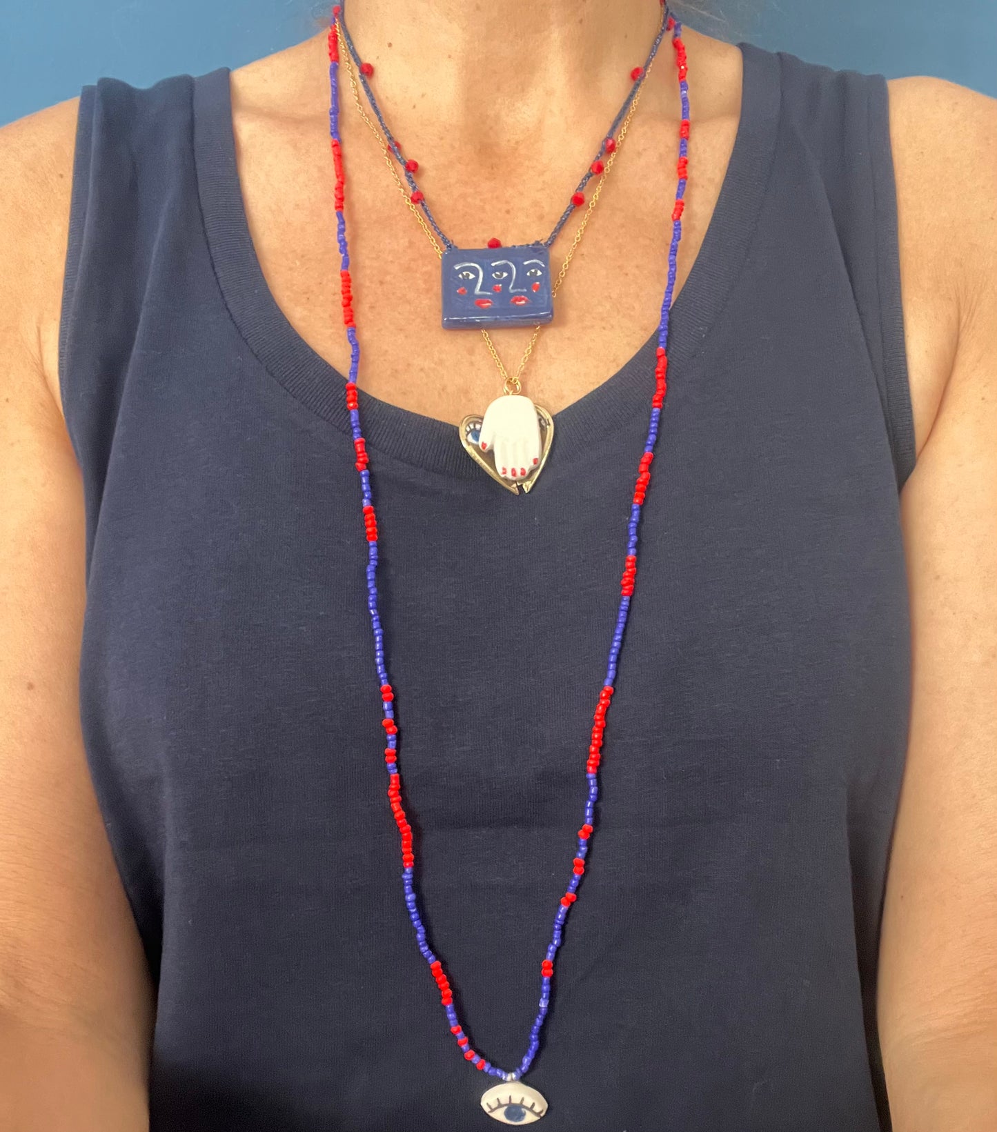 collana talisMANO con ciondolo lover's eye, mano in ceramica e metà cuore porta foto