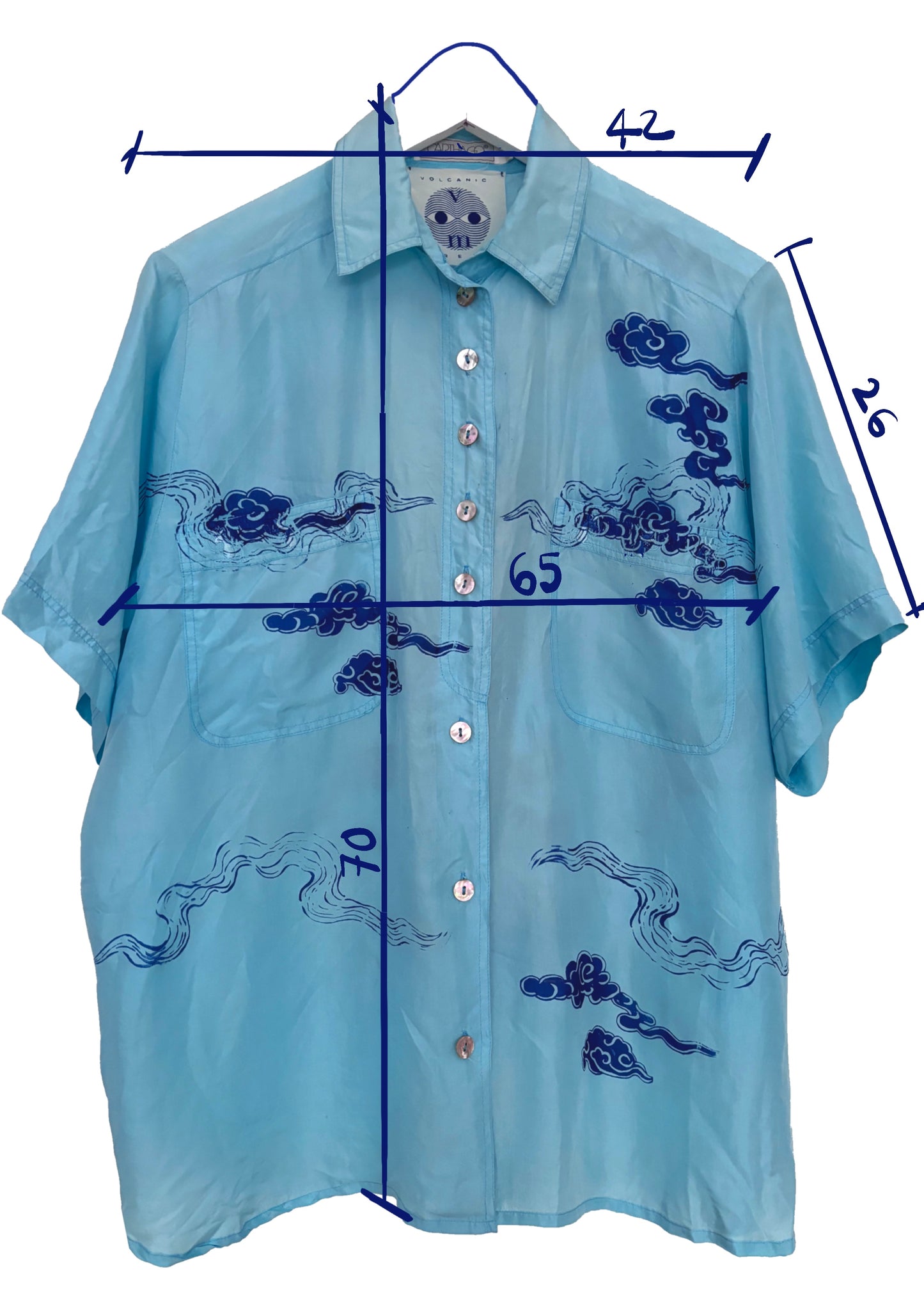 Camicia mezze maniche 100% seta turchese supcycled con dragone e nuvole serigrafati