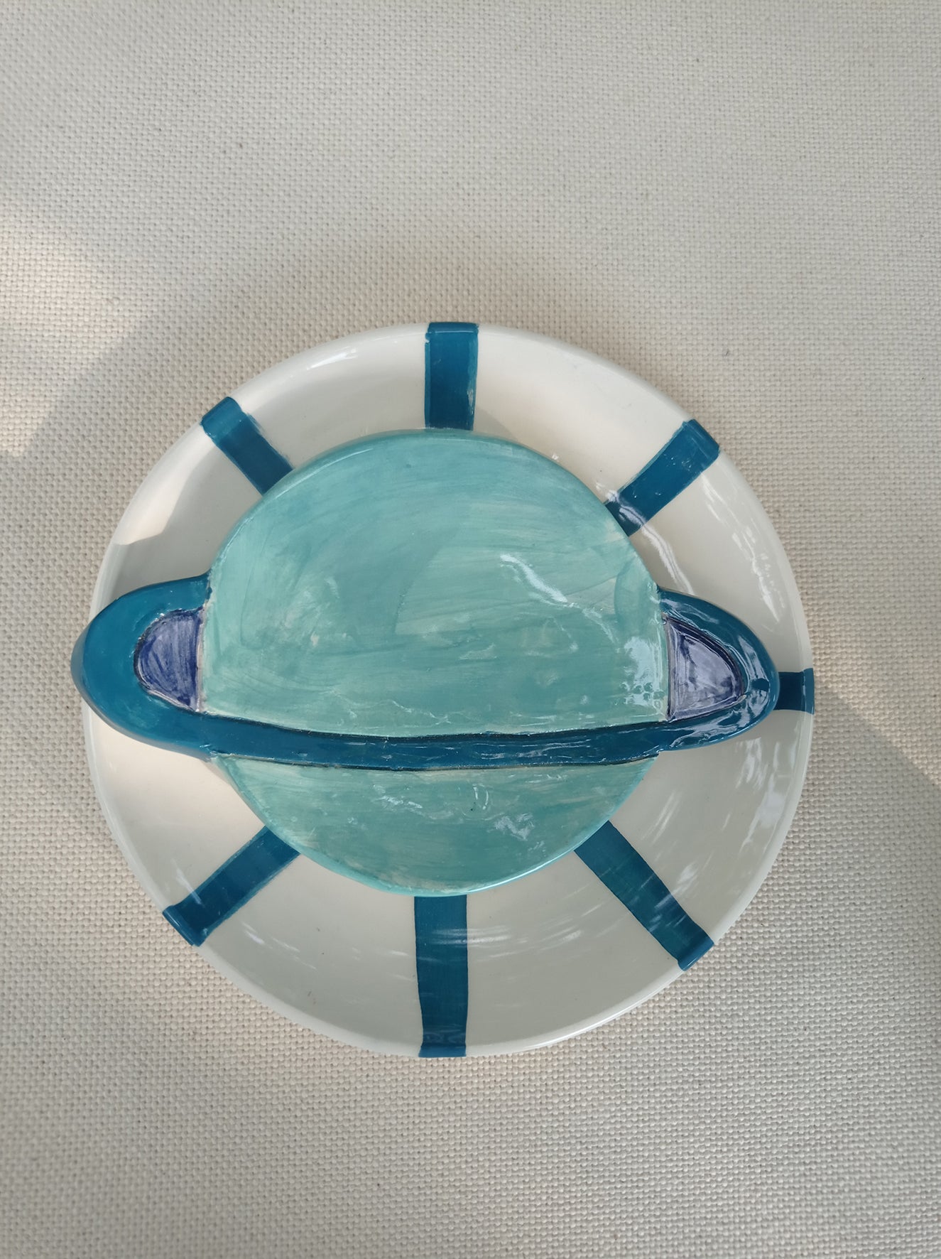 piattino in ceramica del pianeta pisello