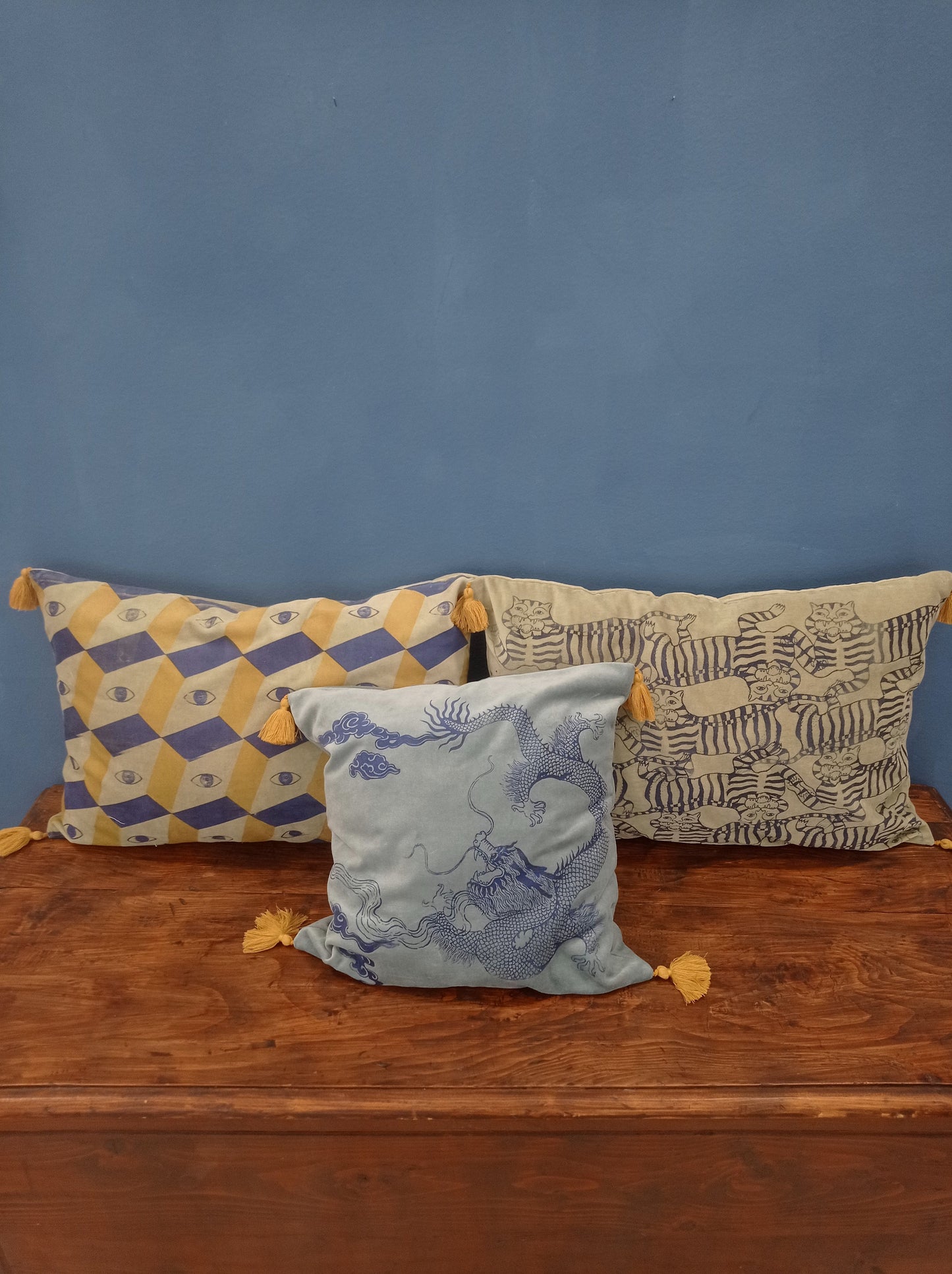 cuscino rettangolare in velluto con nappe serigrafato con tigri