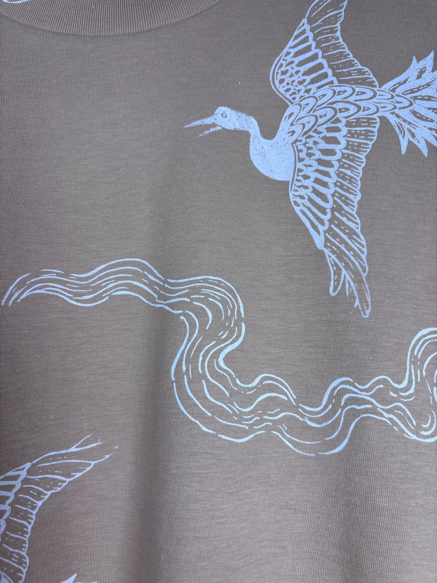 T-shirt modello classico serigrafata con nuvole e gru bianche