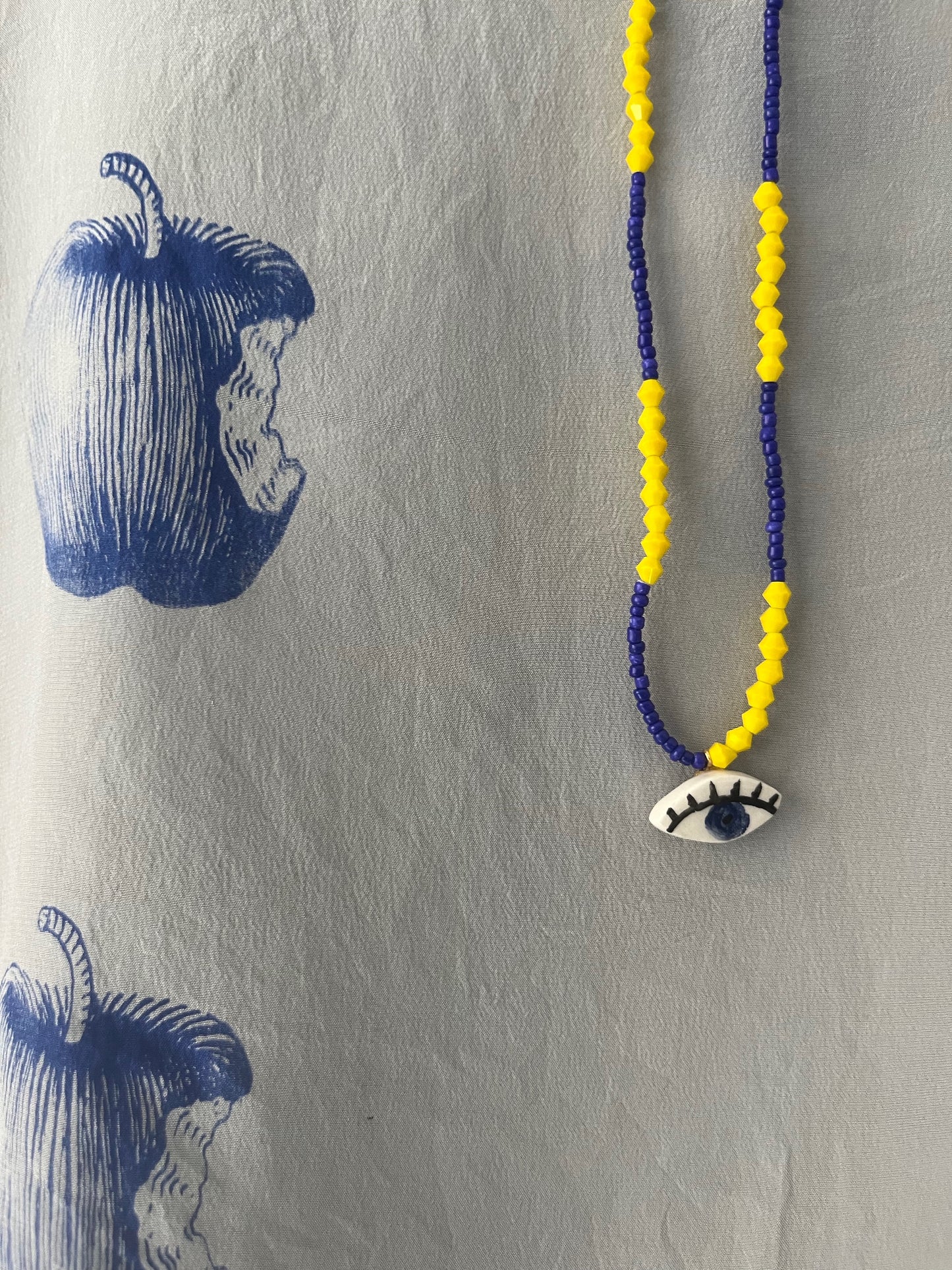 collana talisMANO con ciondolo a forma di occhio o mano e perline colorate