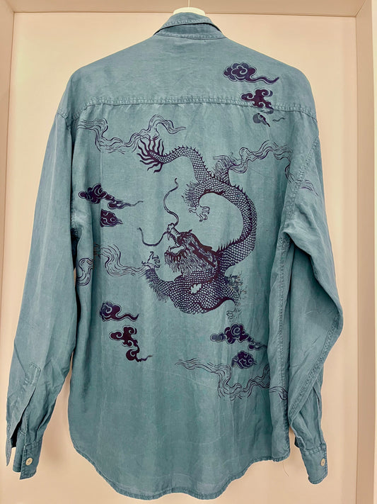 Camicia pavone in seta upcycled serigrafata con dragone