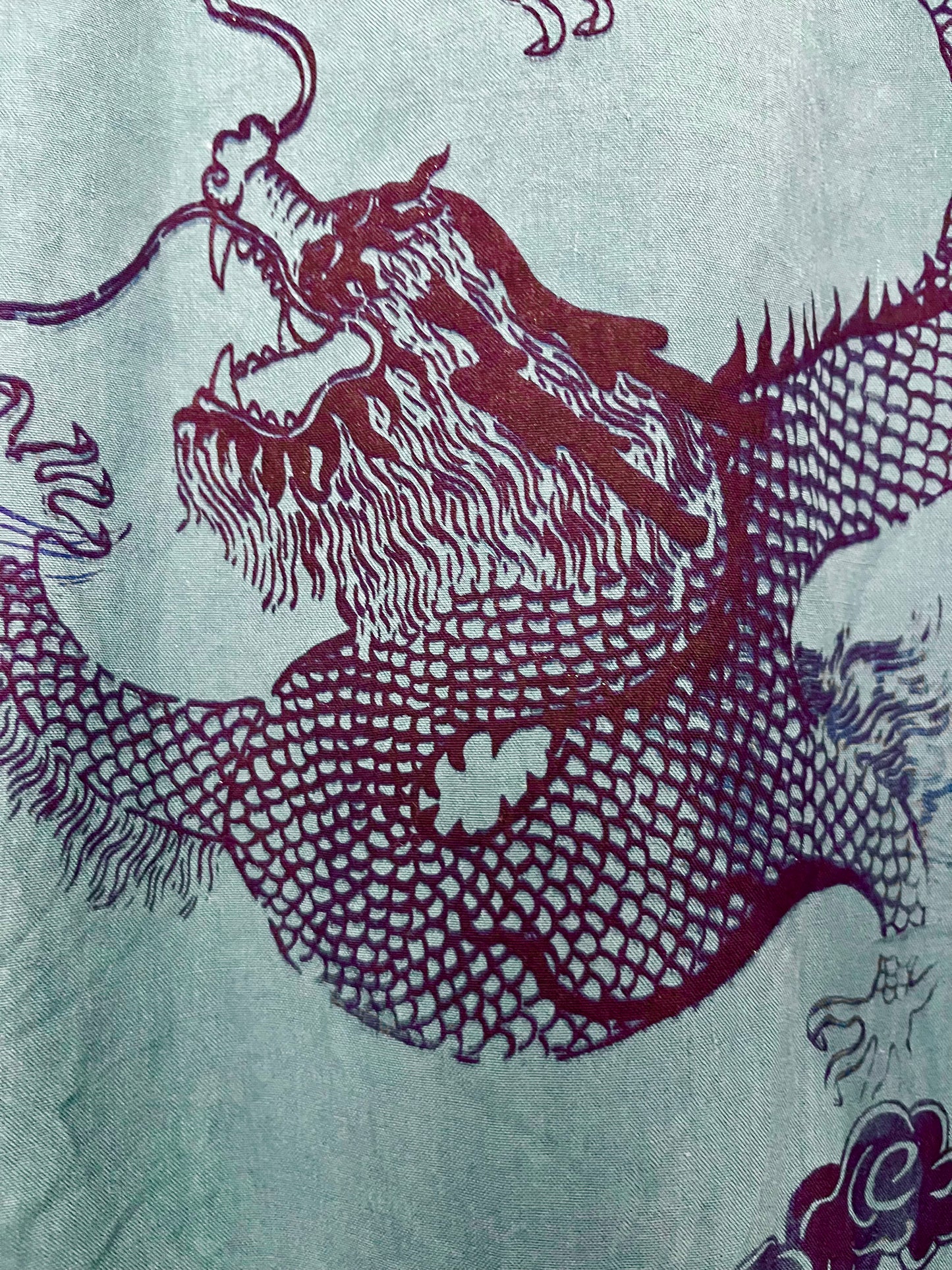 Camicia pavone in seta upcycled serigrafata con dragone