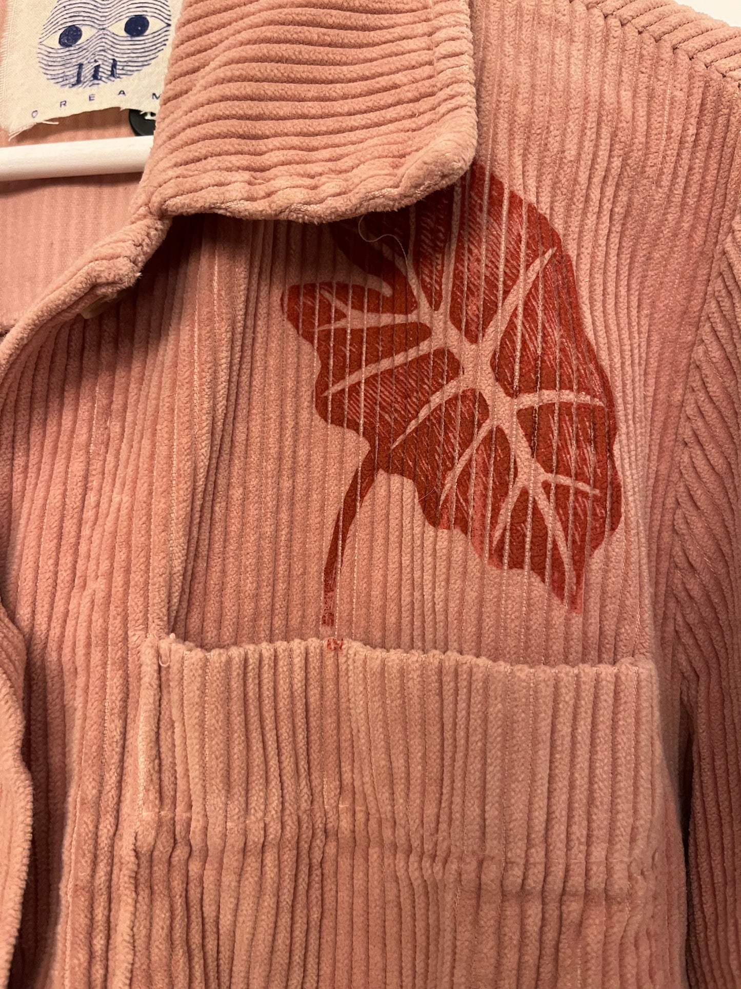 Giacca camicia in velluto a coste cipria upcycled con alocasia e tigre serigrafati