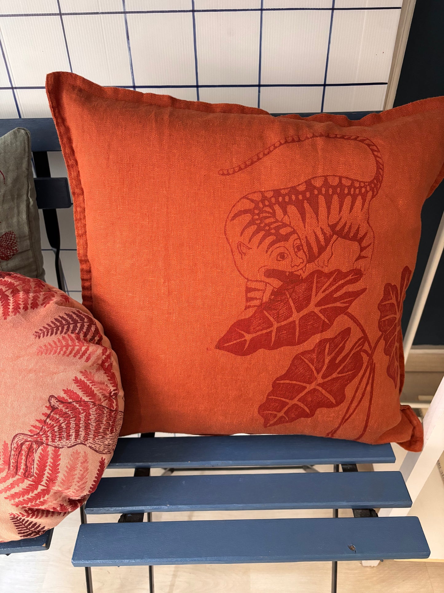 Cuscino in lino mattone con tigre e alocasia serigrafati tono su tono