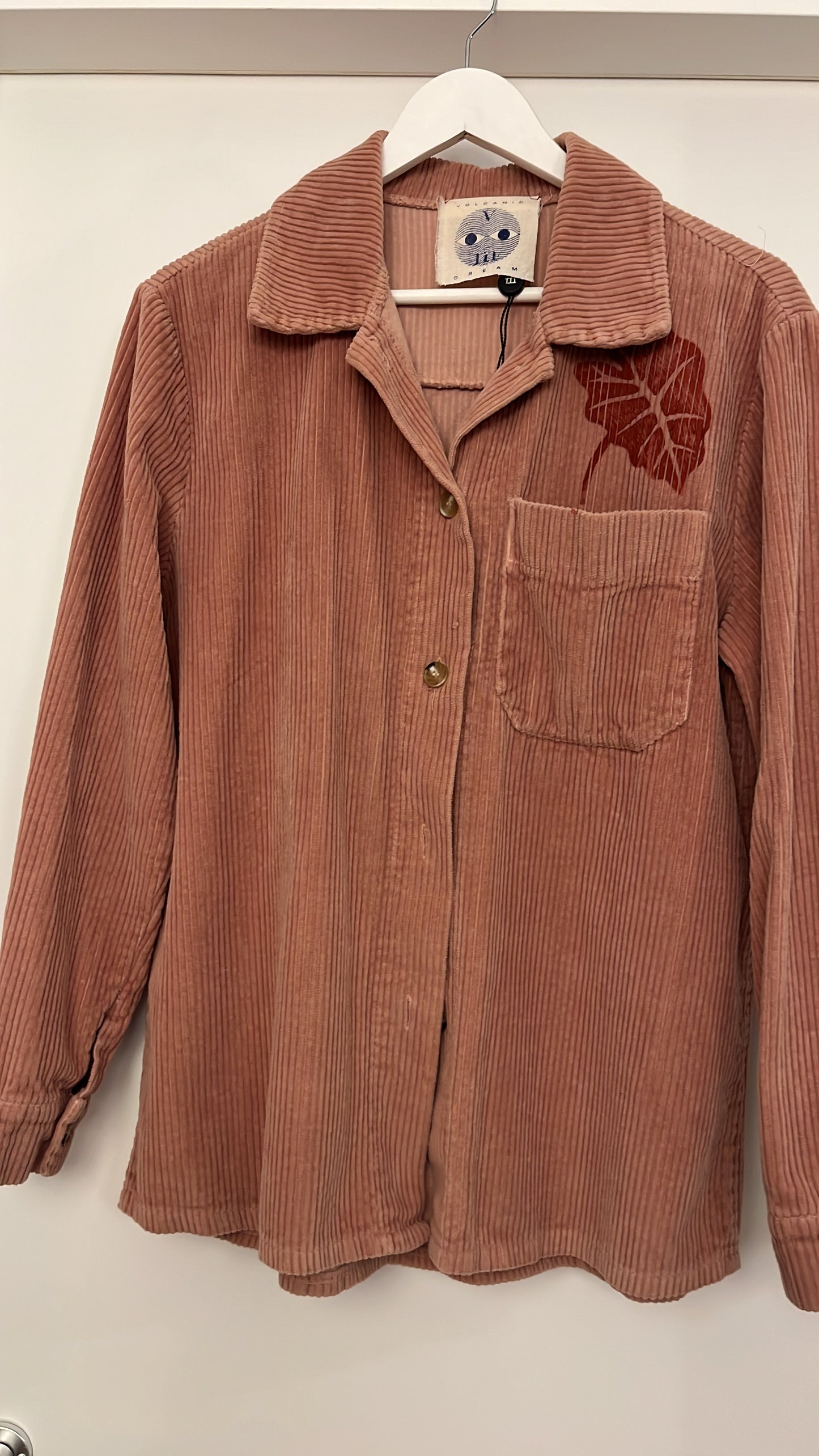 Giacca camicia in velluto a coste cipria upcycled con alocasia e tigre serigrafati