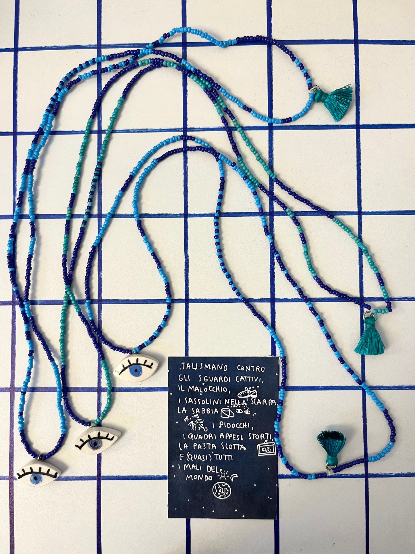 collana talisMANO con ciondolo a forma di occhio  e perline colorate