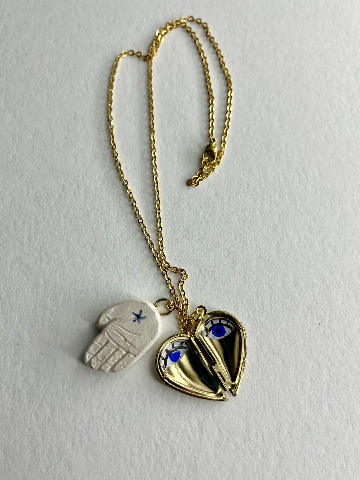 collana talisMANO con ciondolo lover's eye, mano in ceramica e metà cuore porta foto