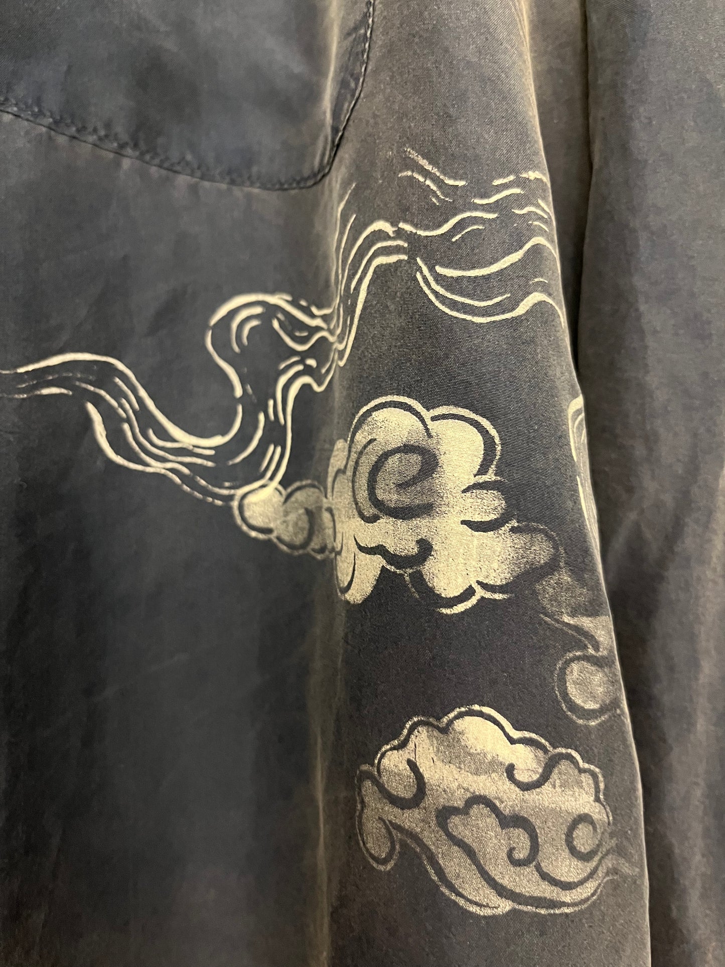 Camicia blu in seta upcycled serigrafata con coccodrilli