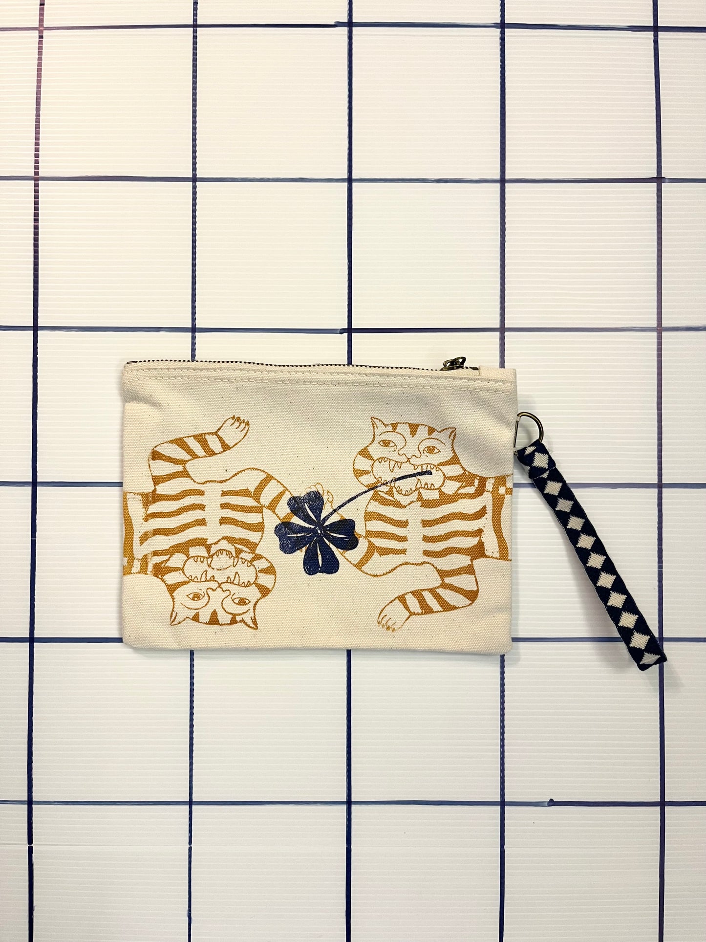 pochette piccola con tracolla da polso serigrafata