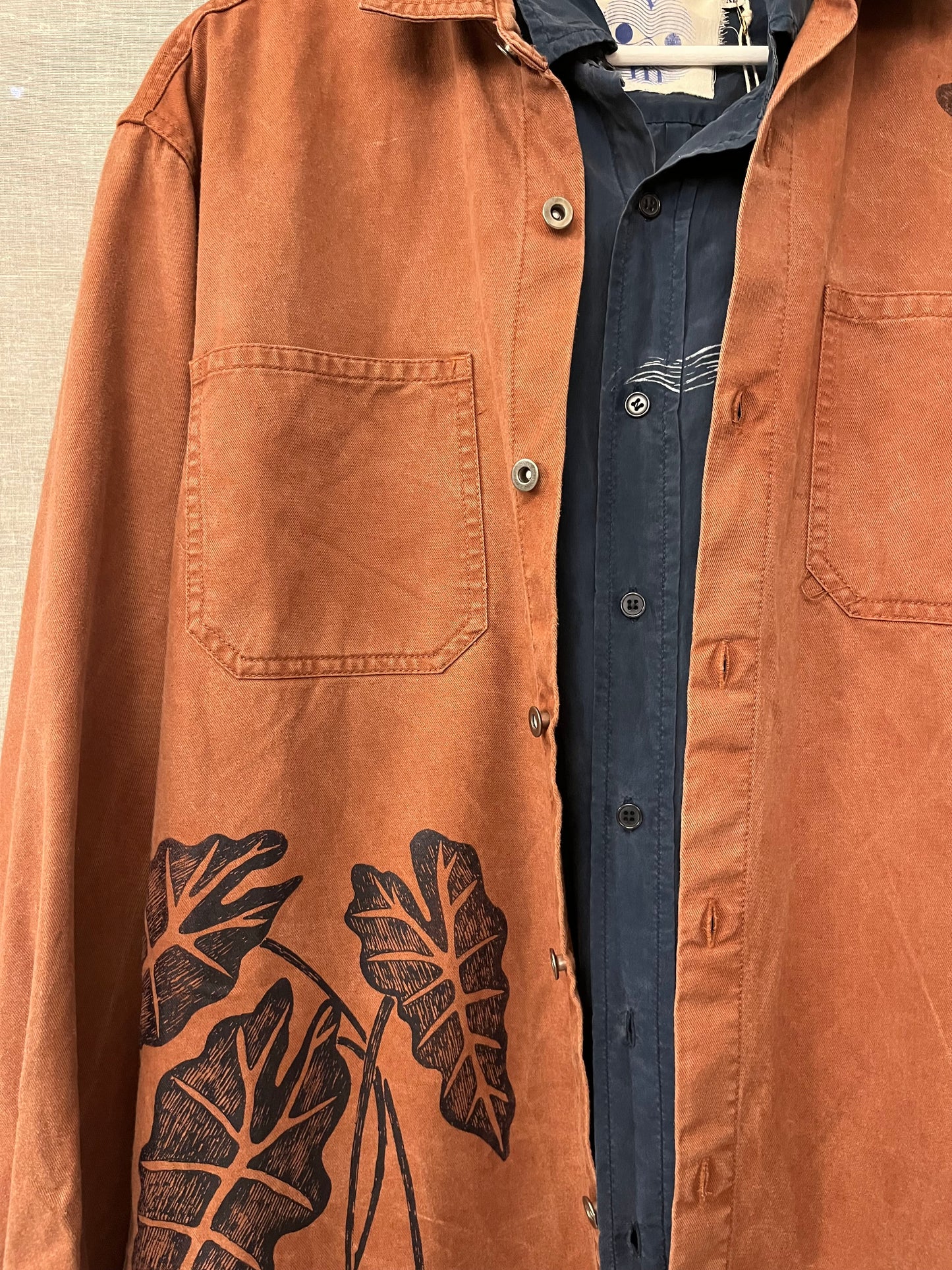 Camicia giacca in denim mattone upcycled serigrafata con tigre e alocasia