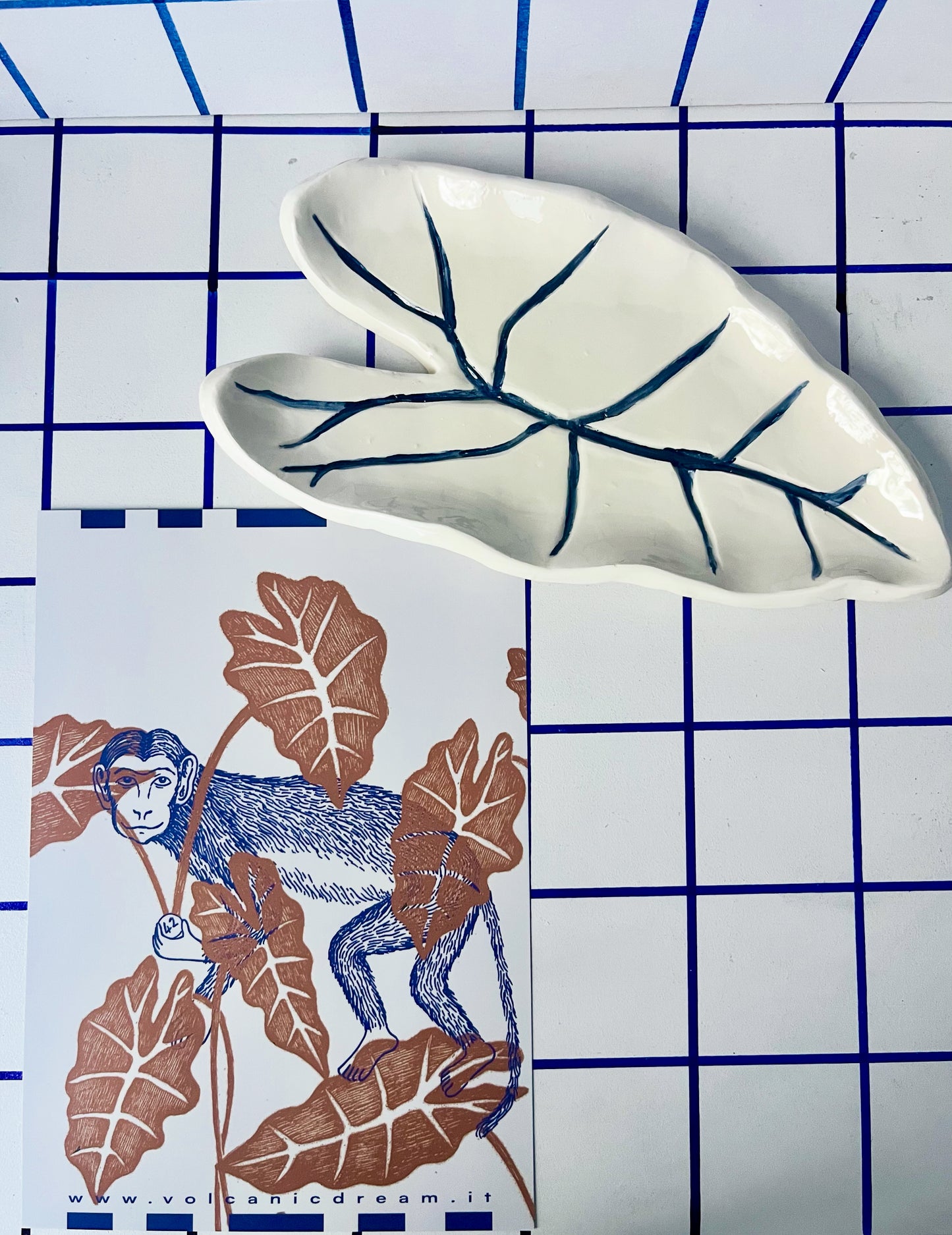 Piatto in ceramica foglia alocasia