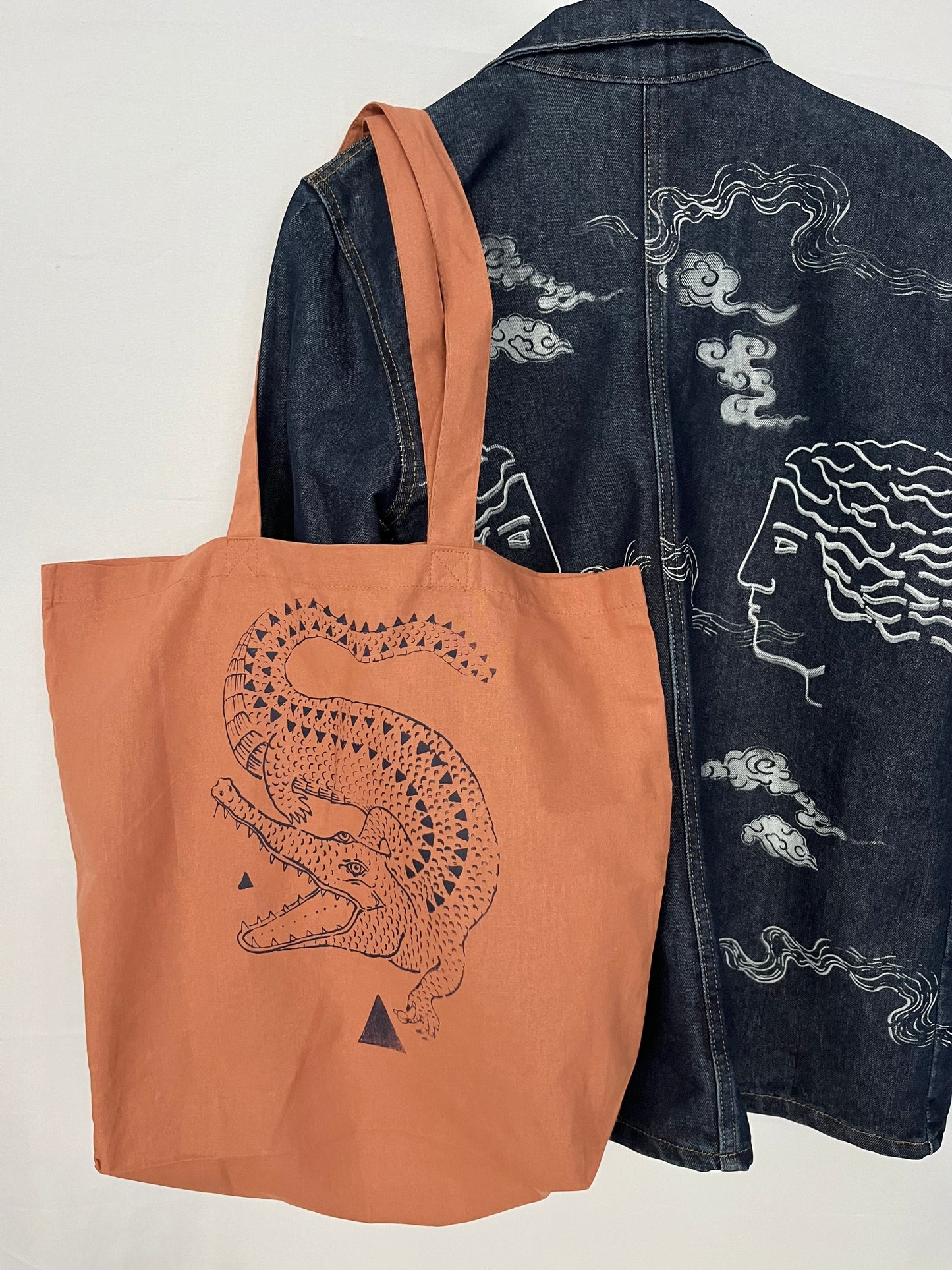 borse maxi in cotone terracotta serigrafata con coccodrillo e triangoli