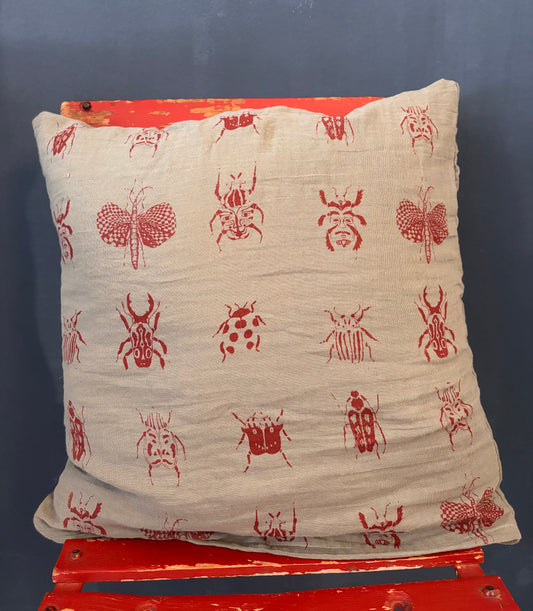 Cuscino in garza di cotone salvia con insetti serigrafati mattone