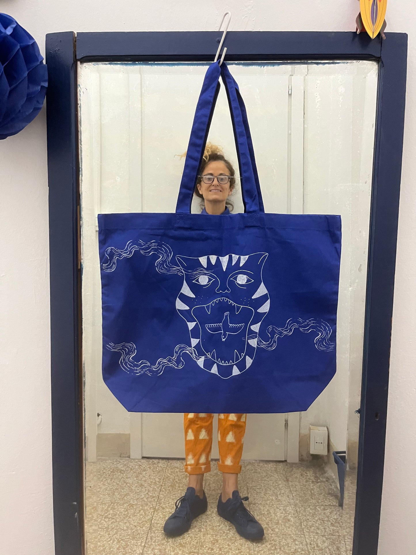 borse maxi in cotone terracotta serigrafata con coccodrillo e triangoli