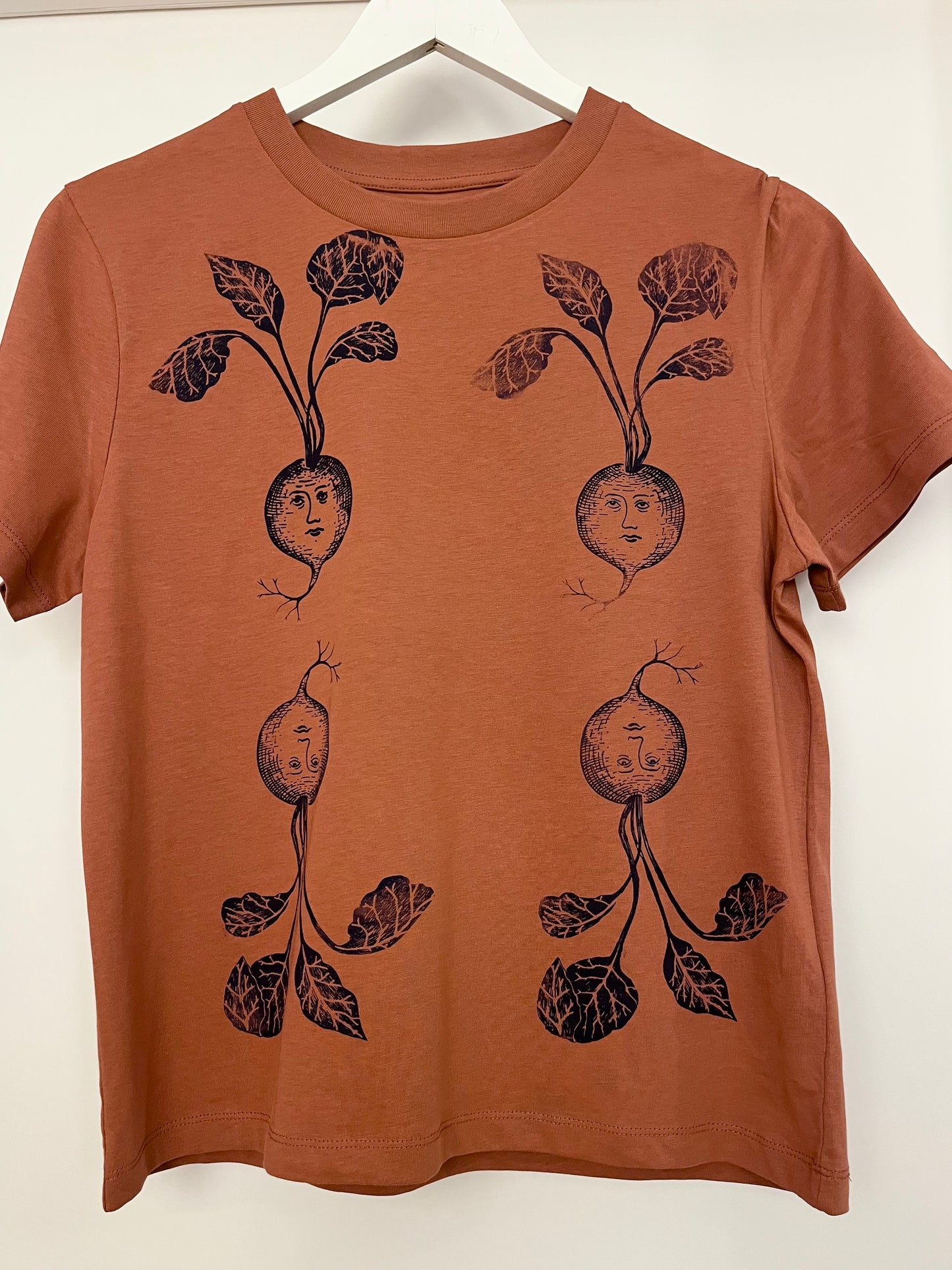 T-shirt cotone organico terracotta serigrafata con rapanelli barbabietole