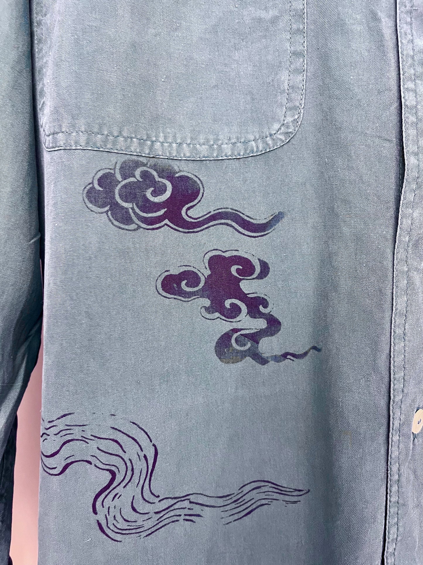 Camicia pavone in seta upcycled serigrafata con dragone