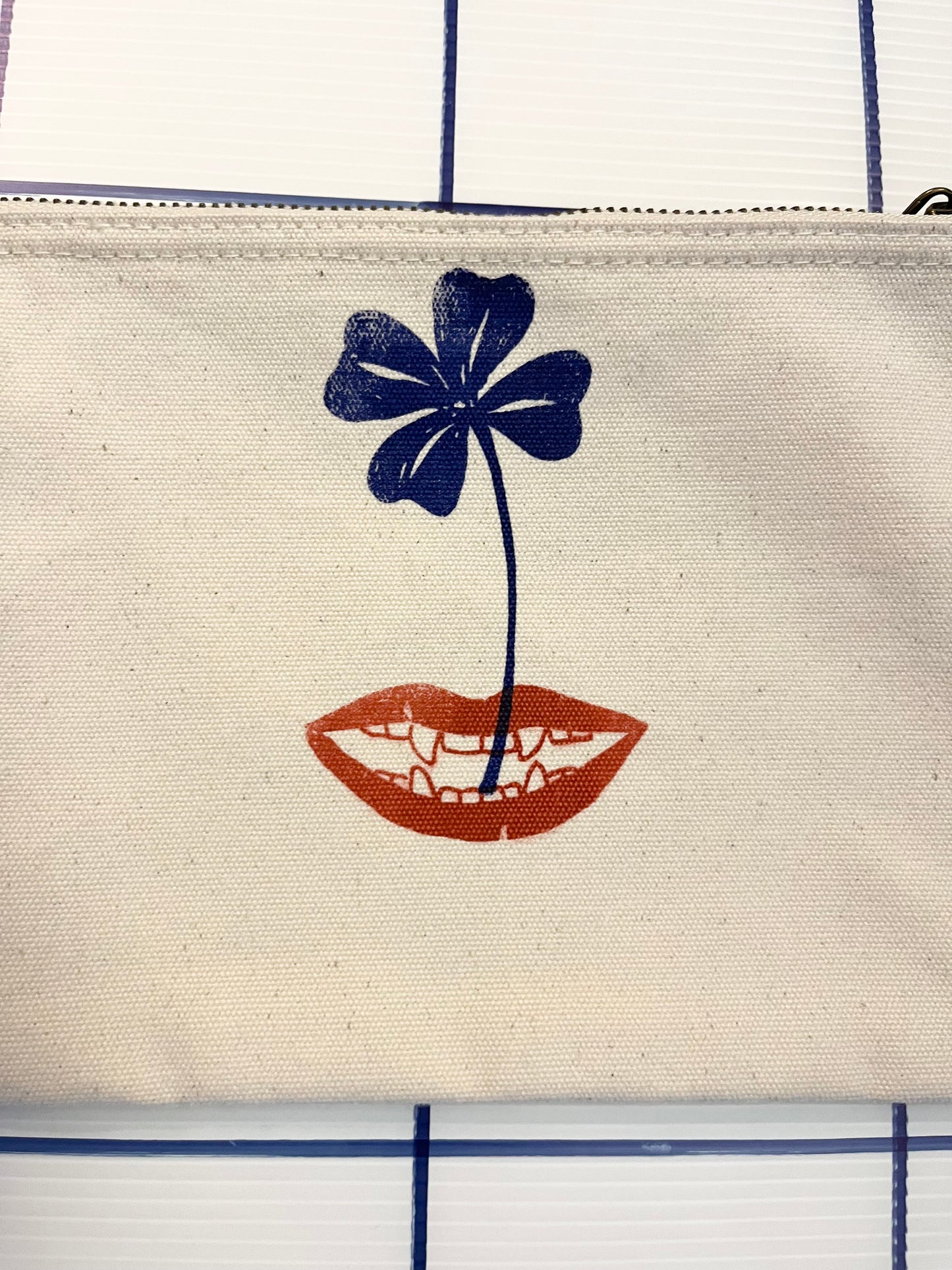 pochette piccola con tracolla da polso serigrafata