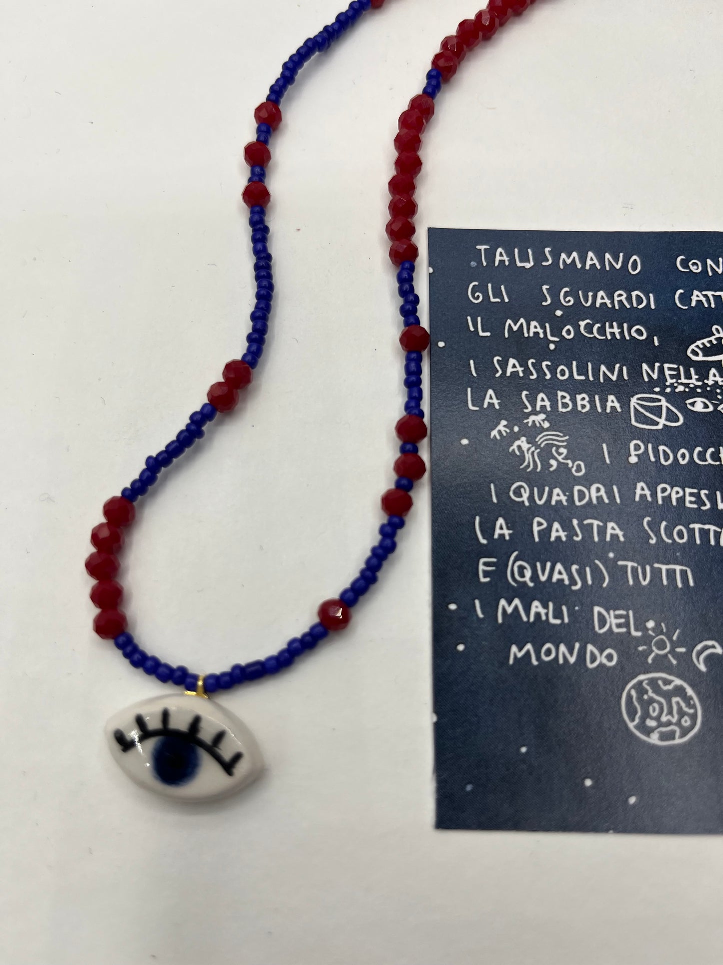collana talisMANO con ciondolo a forma di occhio o mano e perline colorate