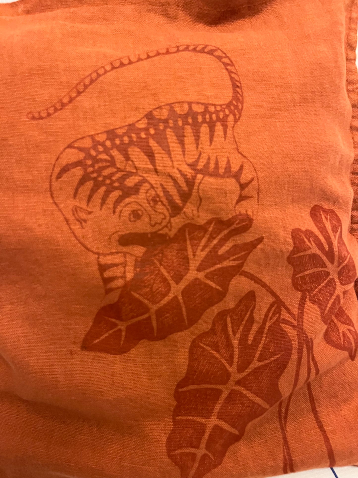 Cuscino in lino mattone con tigre e alocasia serigrafati tono su tono