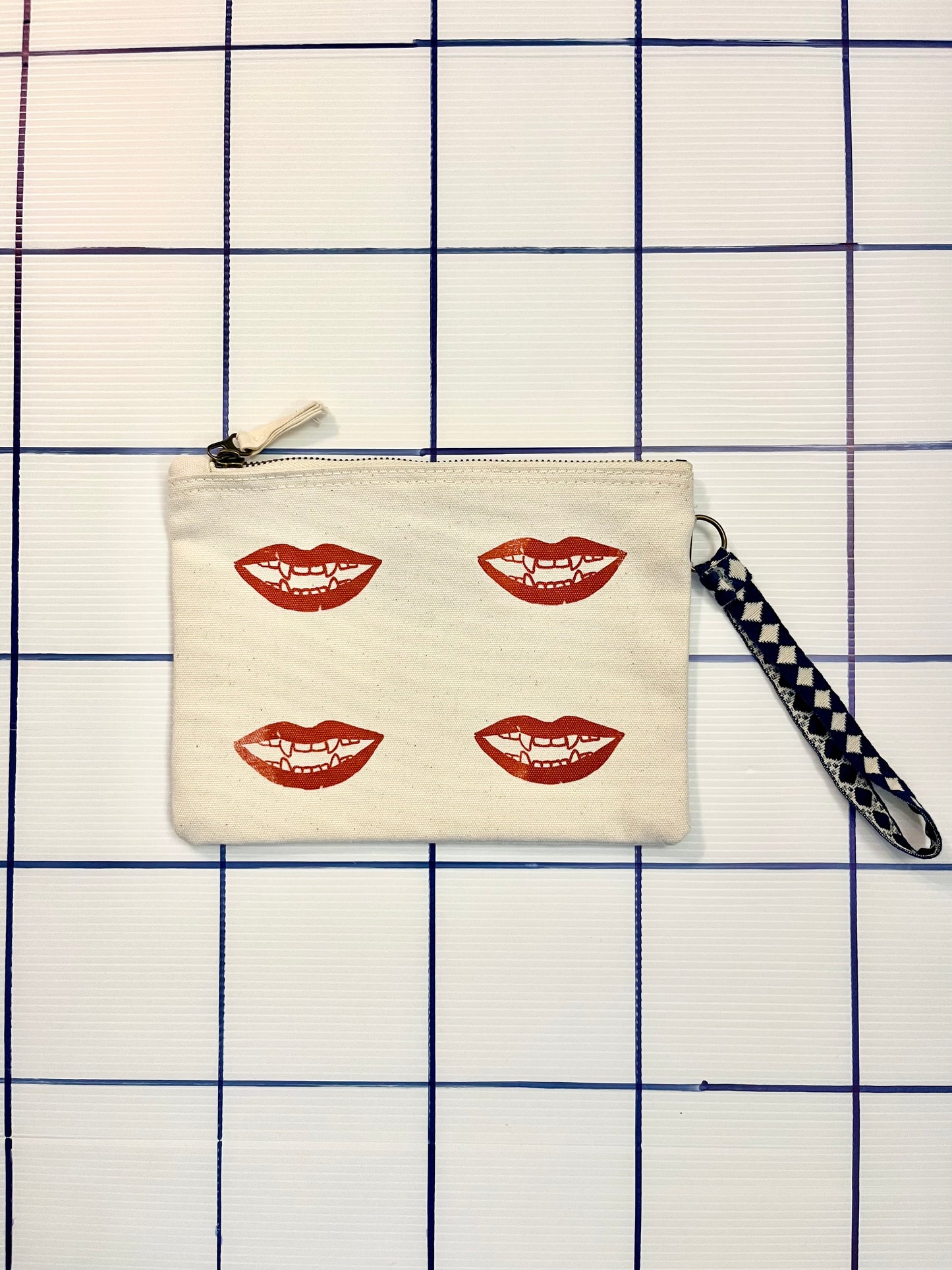 pochette piccola con tracolla da polso serigrafata