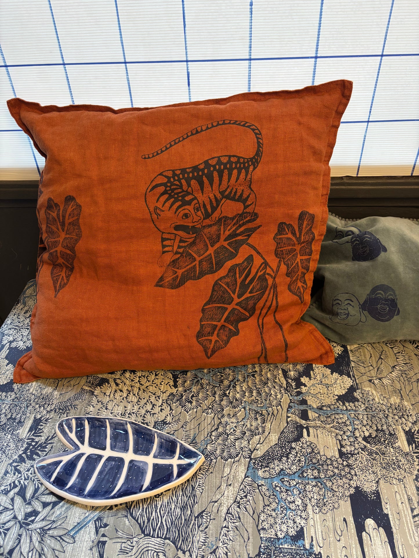 Cuscino in lino mattone con tigre e alocasia serigrafati tono su tono