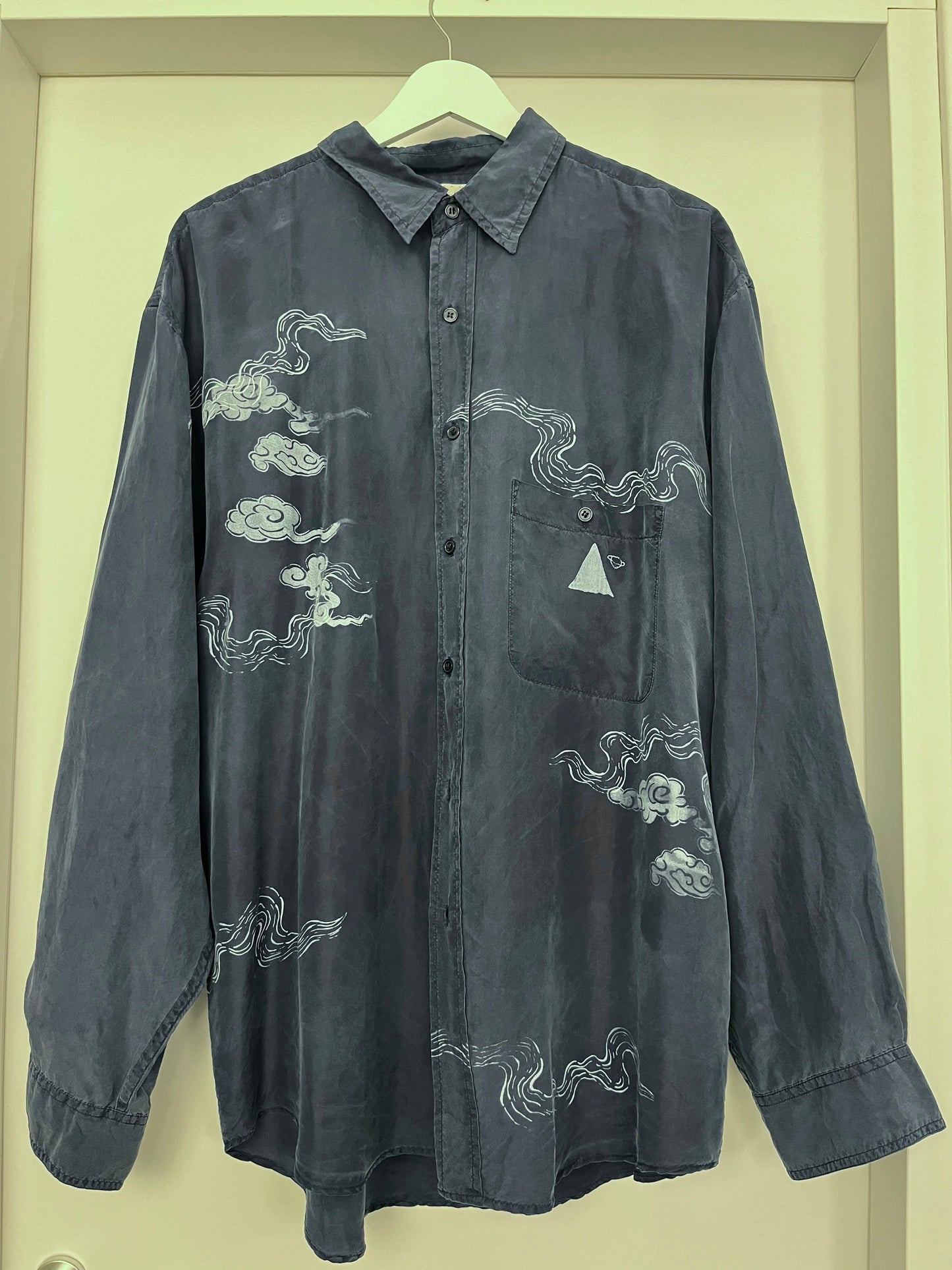 Camicia blu in seta upcycled serigrafata con coccodrilli