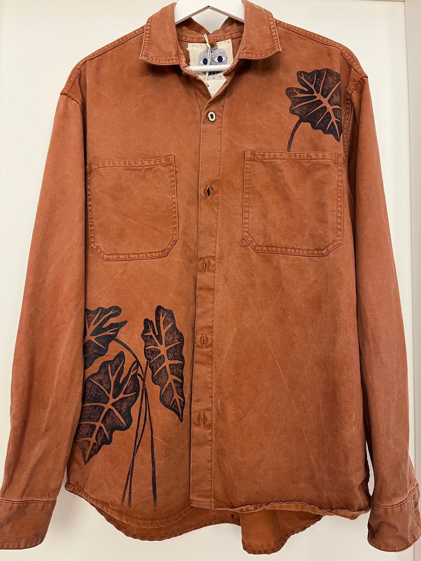 Camicia giacca in denim mattone upcycled serigrafata con tigre e alocasia