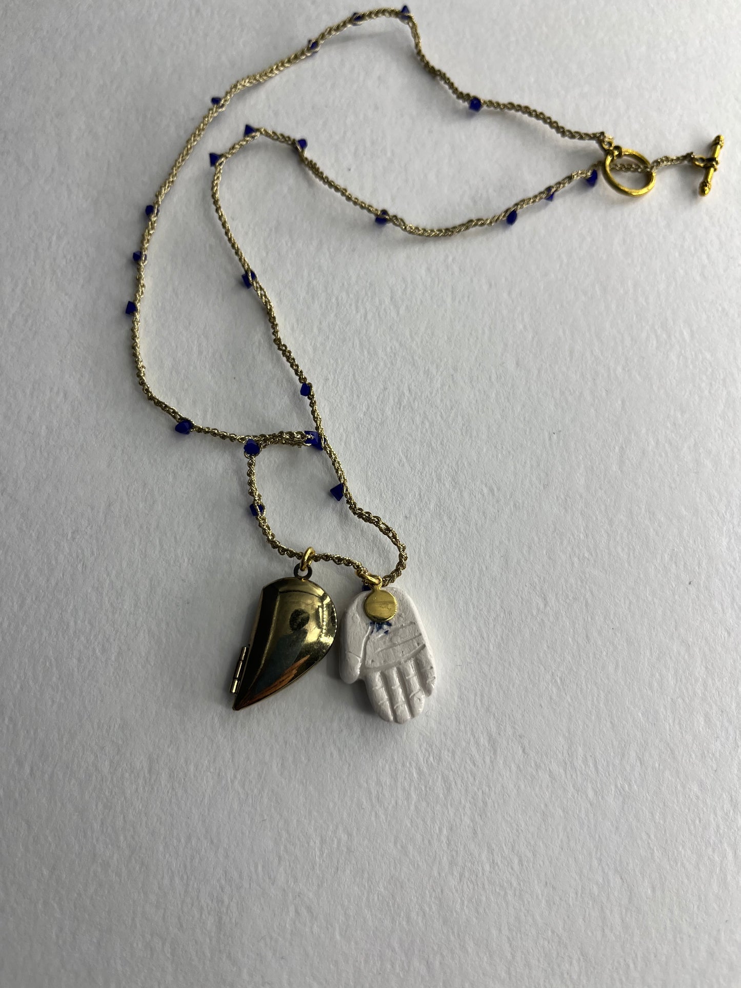 collana talisMANO con ciondolo lover's eye, mano in ceramica e metà cuore porta foto