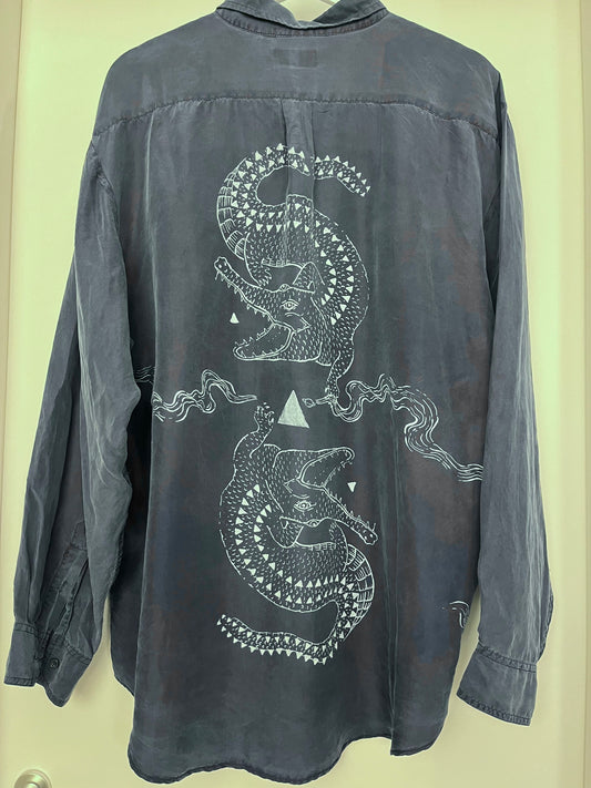 Camicia blu in seta upcycled serigrafata con coccodrilli