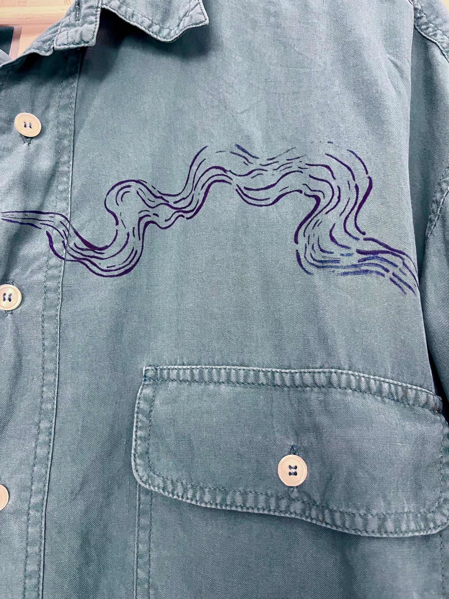 Camicia pavone in seta upcycled serigrafata con dragone