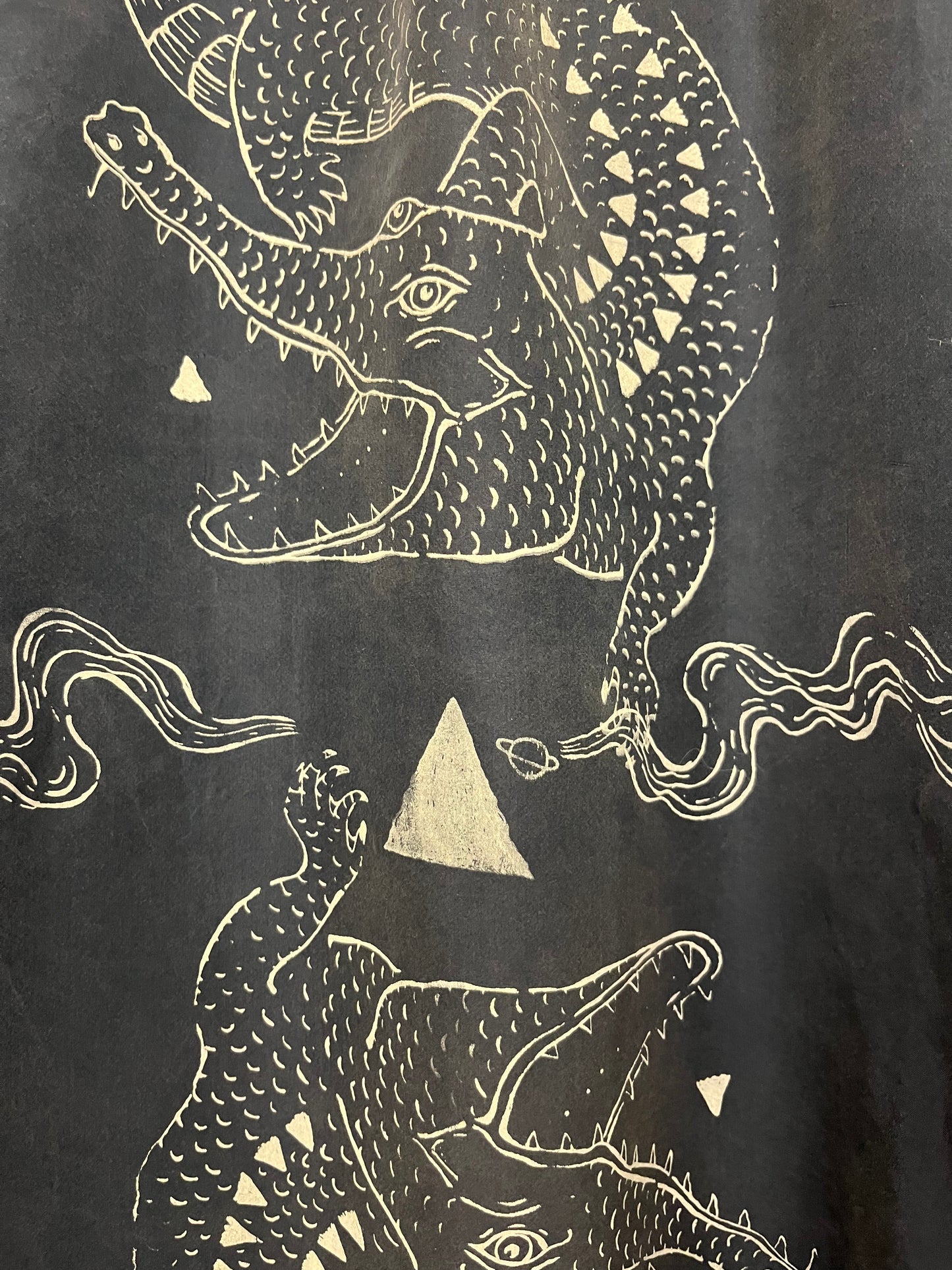 Camicia blu in seta upcycled serigrafata con coccodrilli