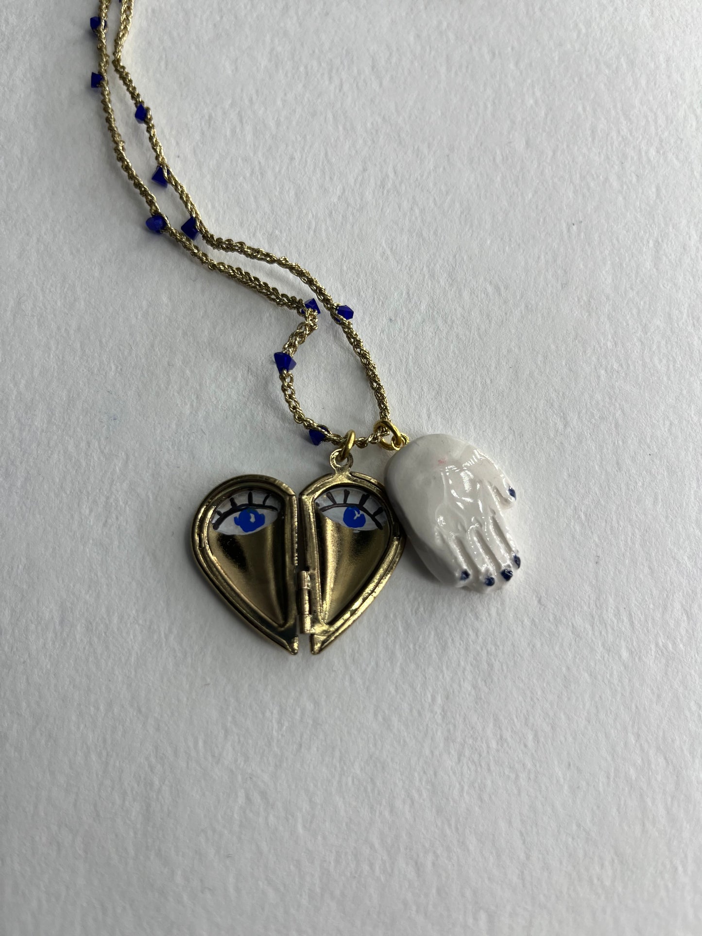 collana talisMANO con ciondolo lover's eye, mano in ceramica e metà cuore porta foto