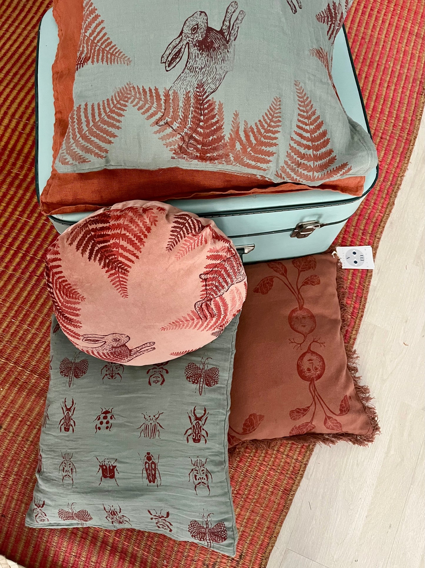 Cuscino tondo in velluto terracotta con felci e lepre serigrafati