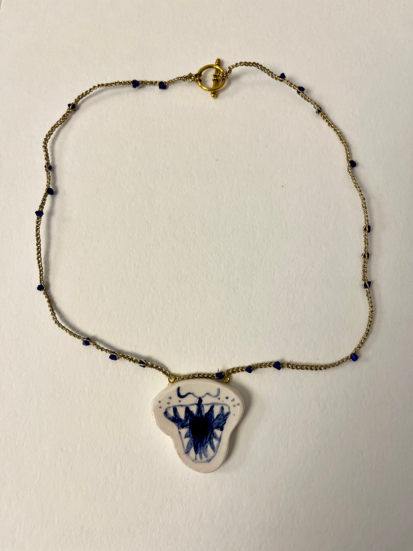 collana talismano contro l'aggressività in ceramica