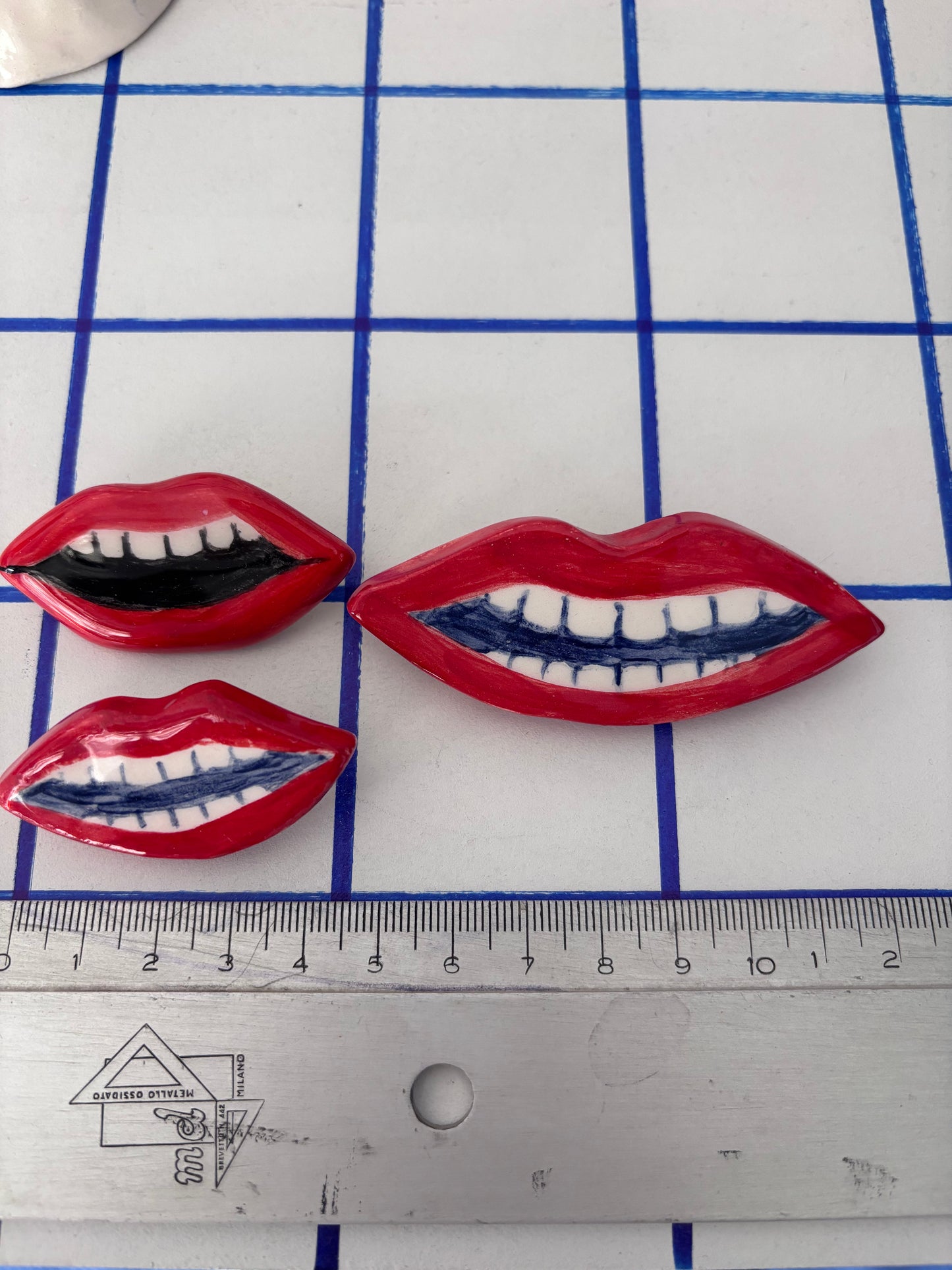 Spilla in ceramica a forma di bocca