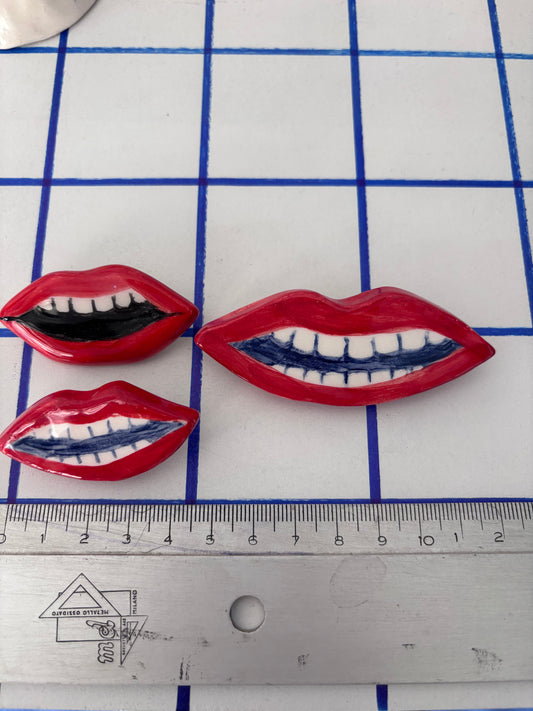 Spilla in ceramica a forma di bocca