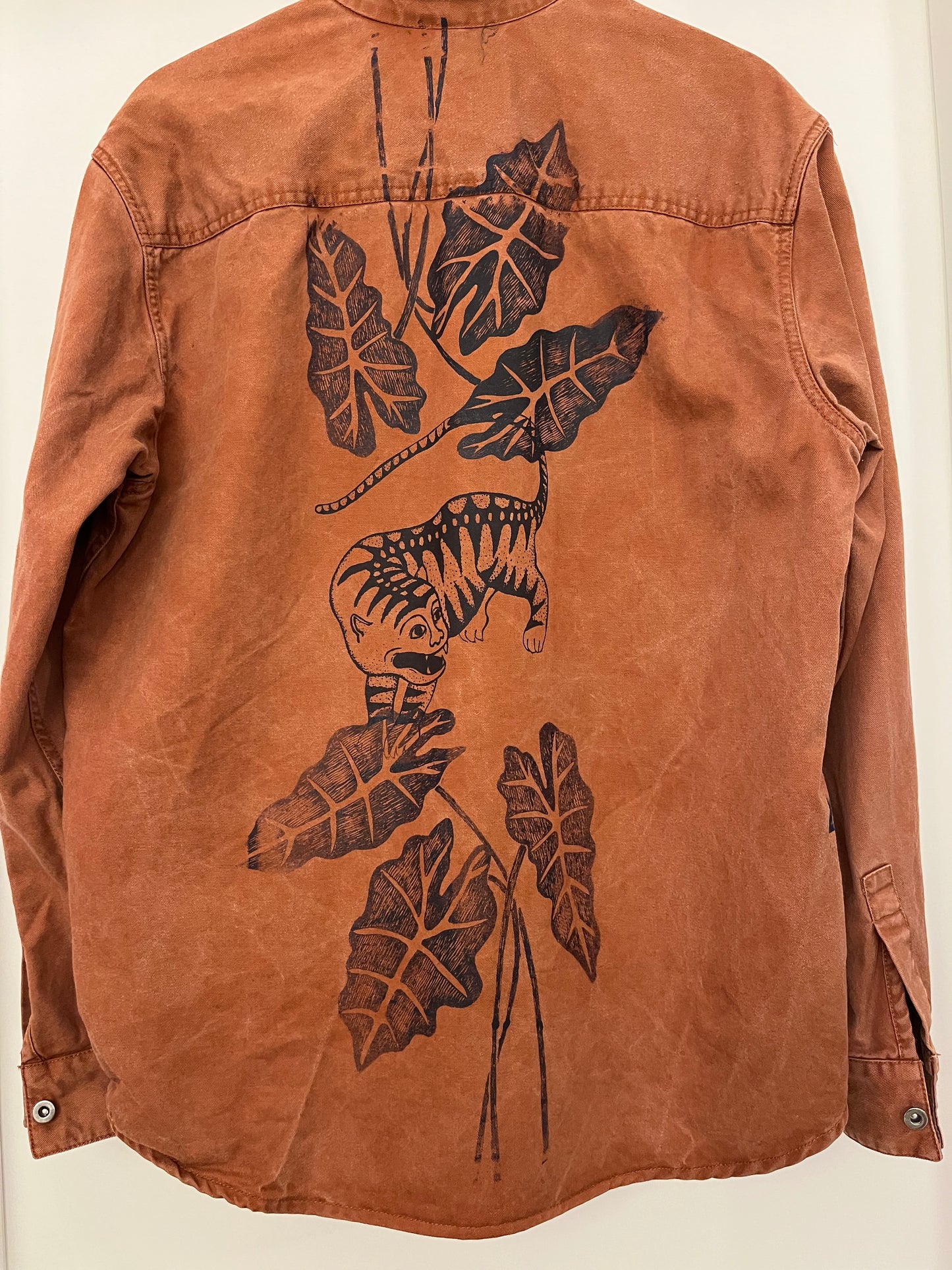 Camicia giacca in denim mattone upcycled serigrafata con tigre e alocasia