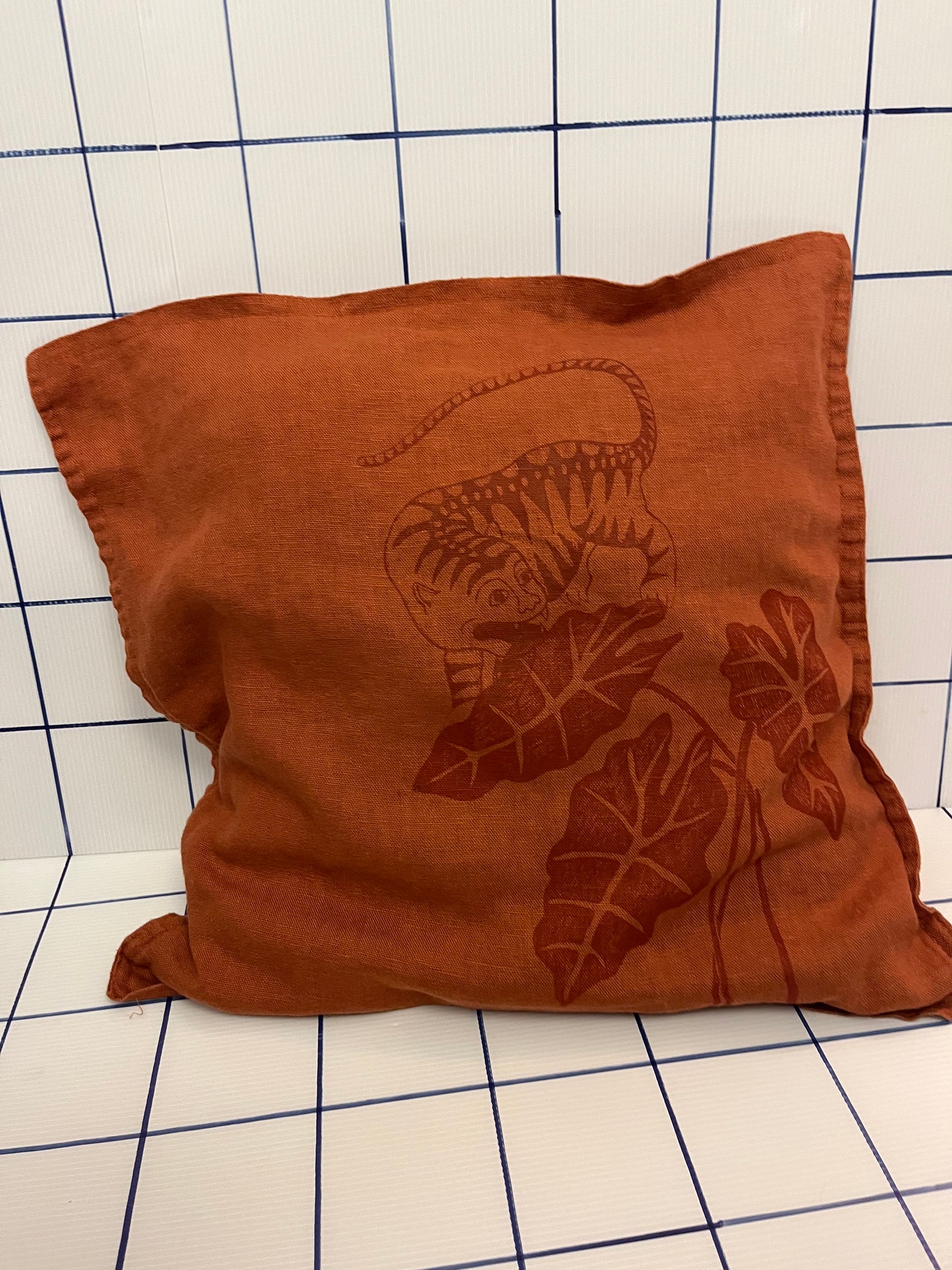 Cuscino in lino mattone con tigre e alocasia serigrafati tono su tono
