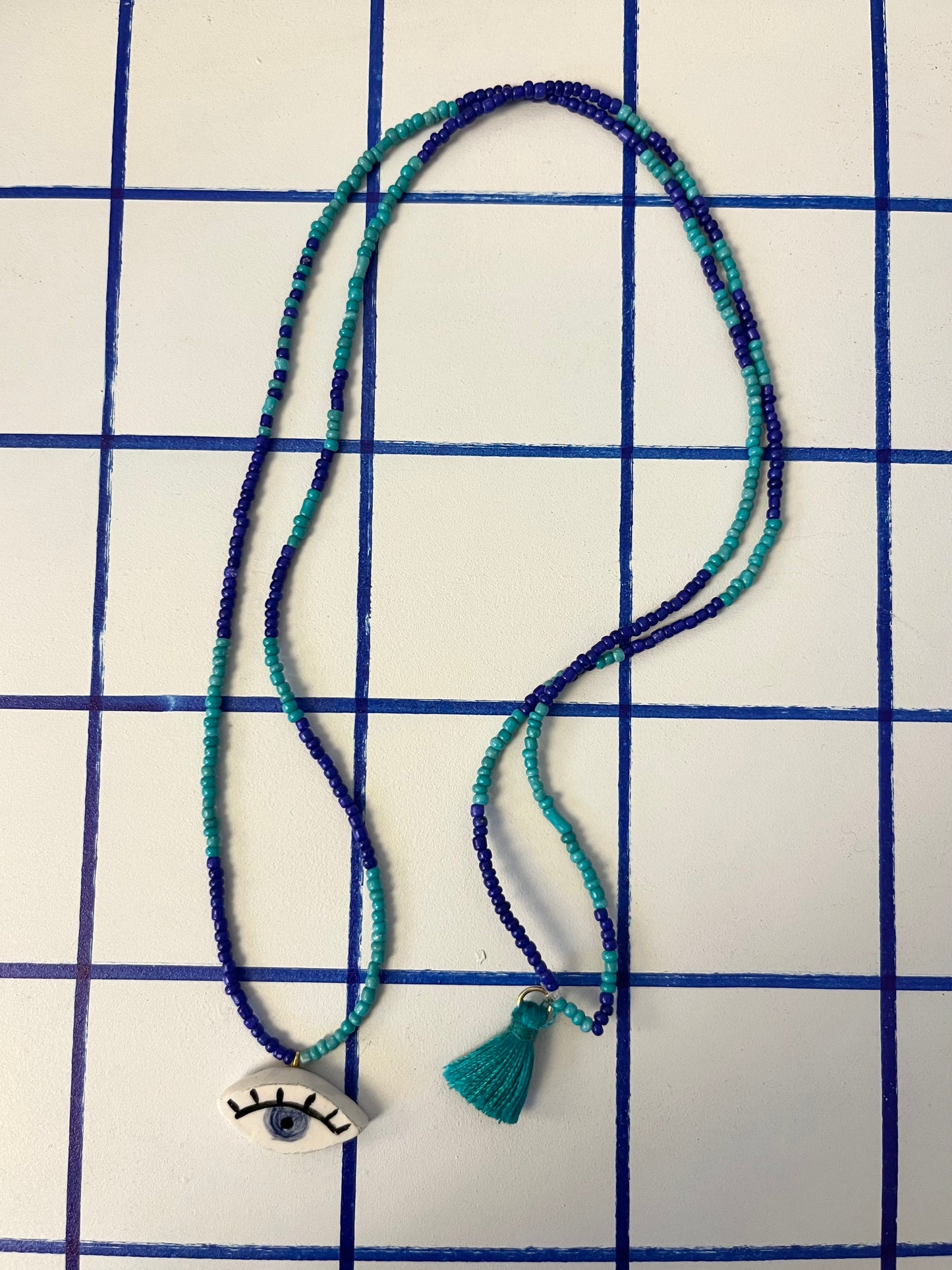 collana talisMANO con ciondolo a forma di occhio  e perline colorate
