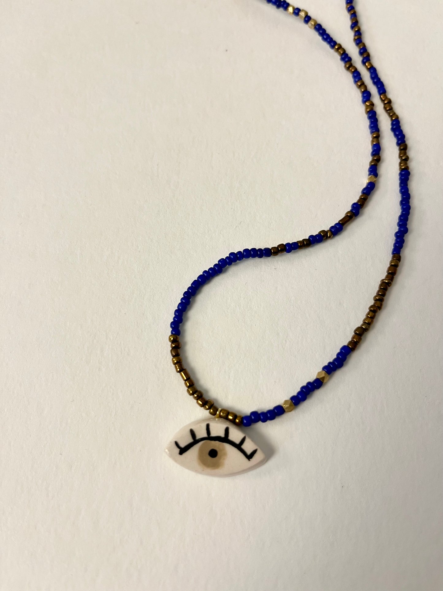 collana talisMANO con ciondolo a forma di occhio o mano e perline colorate o pietre semipreziose