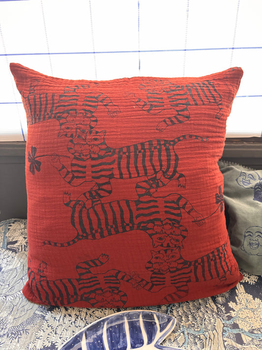 Cuscino in garza di cotone salvia o mattone con tigri e quadrifoglio portafortuna