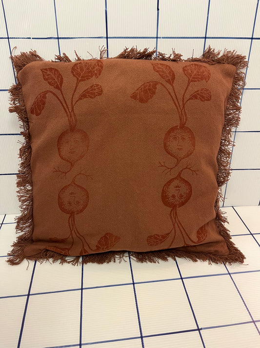 Cuscino color mattone con signor* rape serigrafate