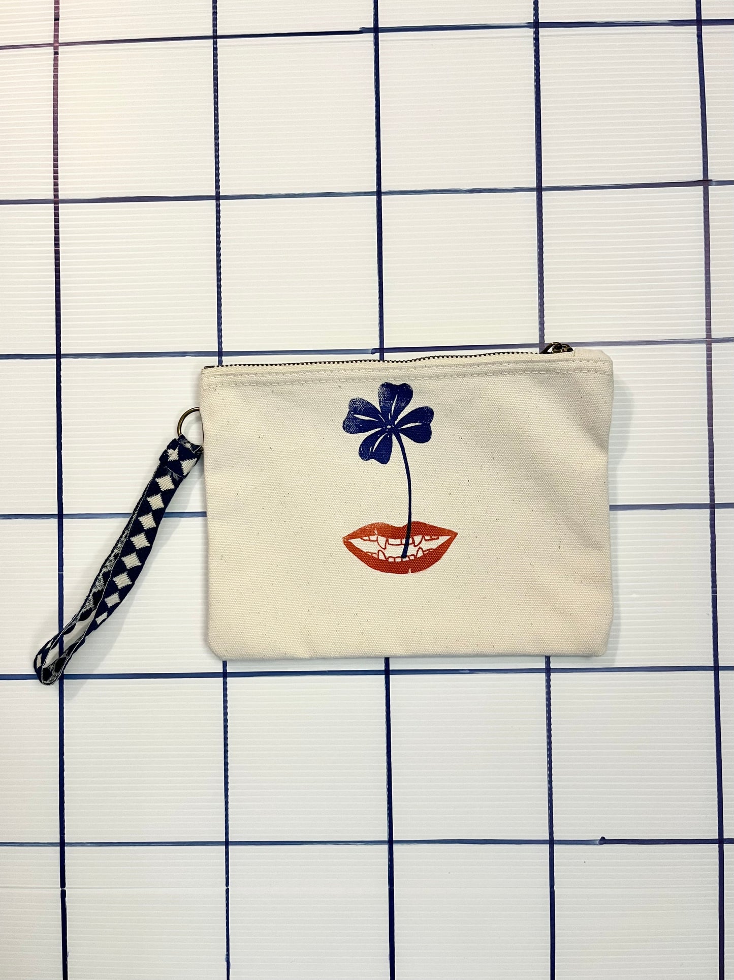 pochette piccola con tracolla da polso serigrafata