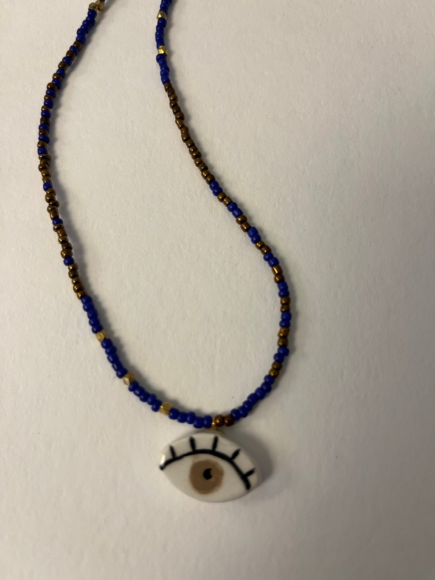 collana talisMANO con ciondolo a forma di occhio o mano e perline colorate o pietre semipreziose