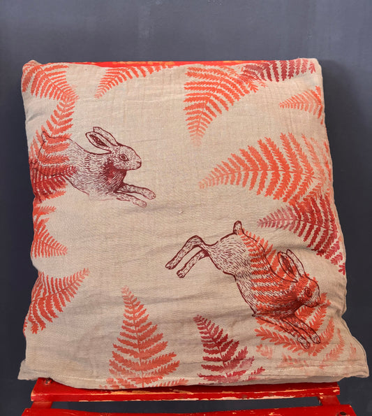 Cuscino in garza di cotone color salvia con felci e lepre serigrafati